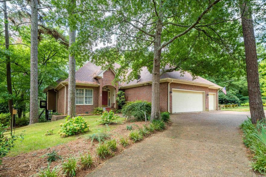 THIS BEAUTIFULLY DESIGNED HOME FEATURES MODERN FINISHES, AMPLE LIVING SPACE, AND A PRIME LOCATION IN ONE OF THE MOST SOUGHT AFTER NEIGHBORHOODS. AS SOON AS YOU STEP INSIDE, YOU'LL BE GREETED BY A BRIGHT AND SPACIOUS LIVING ROOM, PERFECT FOR HOSTING FAMILY AND FRIENDS. THE GOURMET KITCHEN OFFERS GRANITE COUNTERTOPS AND A LARGE ISLAND, PERFECT FOR PREPARING DELICIOUS MEALS. THE BEDROOMS ARE SPACIOUS AND COMFORTABLE WITH LARGE WINDOWS THAT OFFER PLENTY OF NATURAL LIGHT. THE MASTER SUITE IS A TRUE OASIS FEATURING A LUXURIOUS ENSUITE BATHROOM WITH A SOAKING TUB AND WALK IN SHOWER, AND A LARGE WALK IN CLOSET. DESIGNED FOR MODERN LIVING WITH PLENTY OF SPACE FOR A HOME OFFICE, PERFECT FOR REMOTE WORK OR VIRTUAL LEARNING, AND SPACE FOR A HOME GYM, AND A WORKSHOP. WONDERFUL OUTDOOR AREA COMPLETE WITH A COVERED DECK WITH ROOM  FOR OUTDOOR ENTERTAINING. LOCATED IN A QUIET NEIGHBORHOOD CONVENIENT TO SHJPPING, DINING AND MEDICAL FACILITIES. JUST A FEW MINUTES FROM HOT SPRINGS COUNTRY CLUB THAT OFFERS TWO CHAMPIONSHIP GOLF COURSES, AND SEVERAL COURSES AT HOT SPRINGS VILLAGE JUST A SHORT DISTANCE AWAY AND ENJOY LOTS OF FUN TIMES AT OAKLAWN RACING & CASINO RESORT, AND CLOSE TO DOWNTOWN AMENITIES!