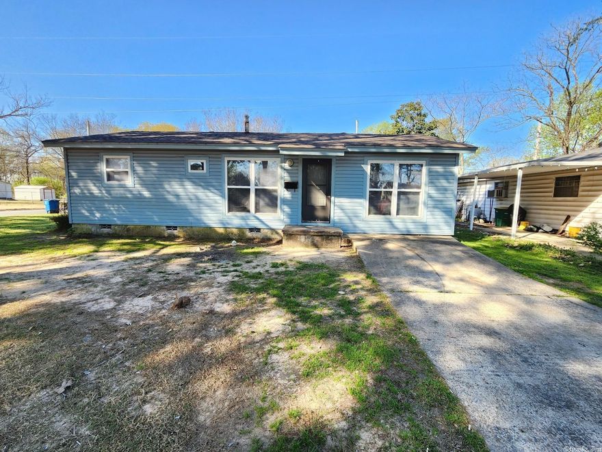 Newly renovated 2 bedroom, 1 bath house. The house has new floors, paint and appliances. Refrigerator provided.