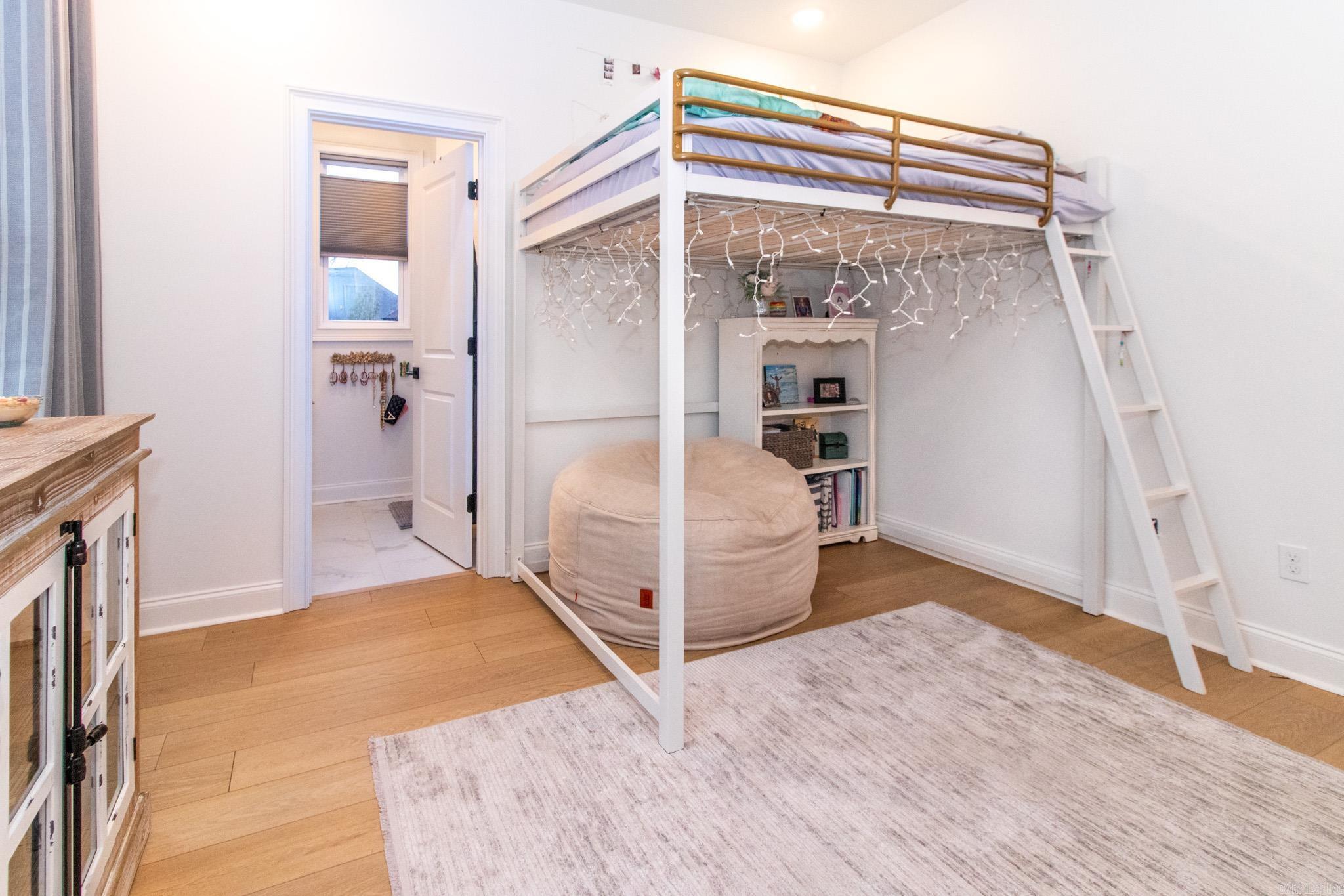 JAMESTOWN MANOR - Residential