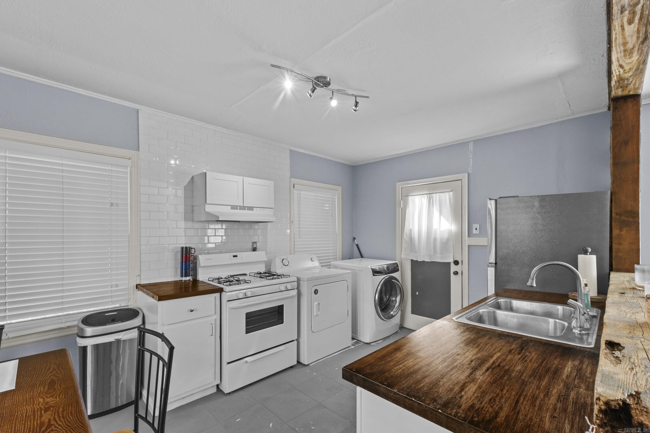 WOODLAND HILLS - Residential