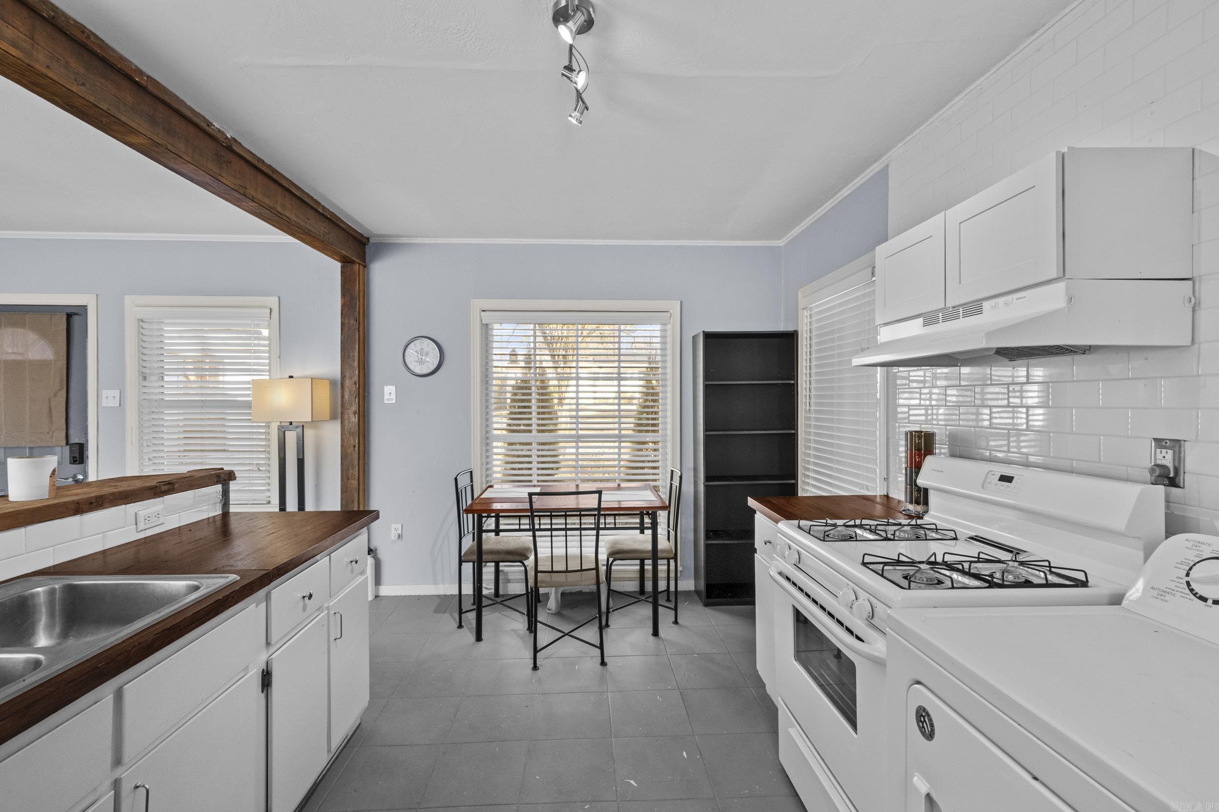 WOODLAND HILLS - Residential