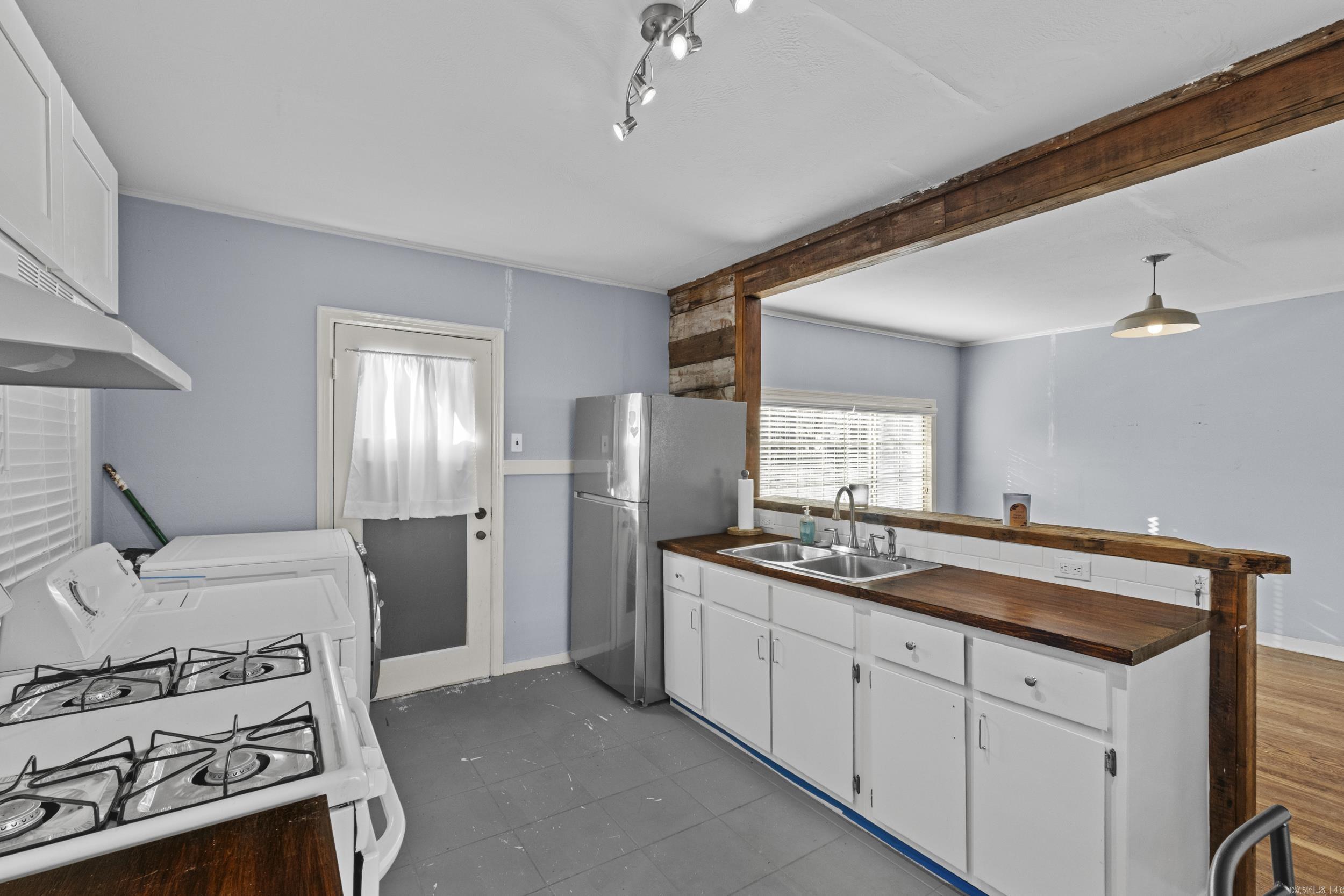 WOODLAND HILLS - Residential