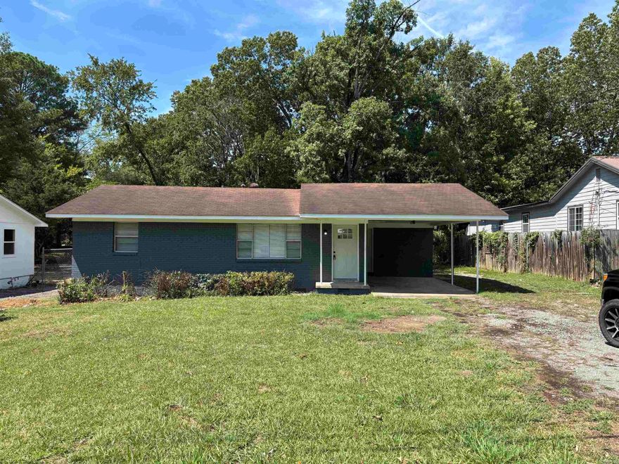 Completely remodeled home in the heart of Little Rock!  This property features 2 bedrooms and 1 bathroom with an oversized living room that opens up to the brand new kitchen with granite countertops and new stainless steel appliances.  The beautiful waterproof LVP floors flow through all the common areas and into the freshly updated bathroom with modern tile work that will brighten up the start to all of your days!  If your looking for a home that is convenient to all of the city amenities with great restaurants nearby then this is the house for you!