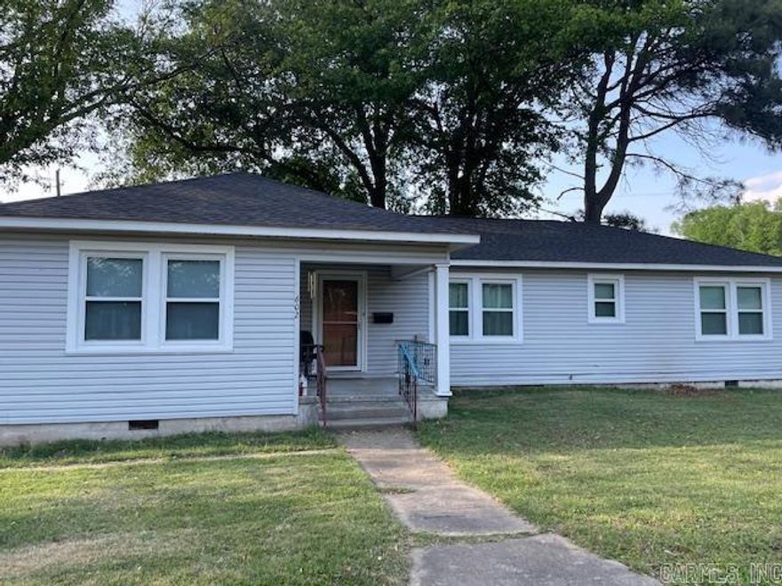 Motivated seller!!!!  Great house with small maintainable back yard.  There is a bonus room off the master that has many possiblities.  The home sits on a corner lot and is ready for your family.  Take a look to make it yours.