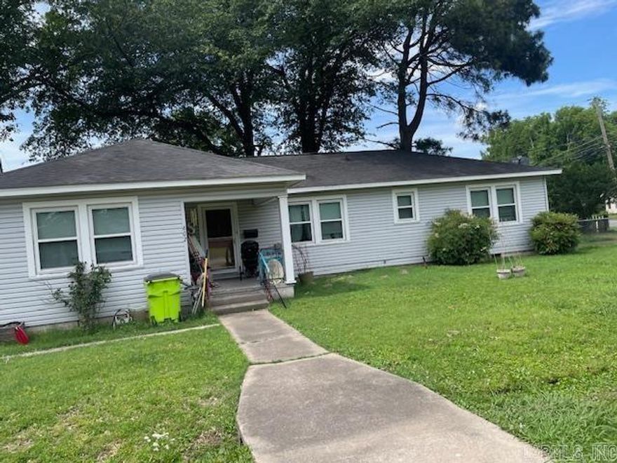 Motivated seller!!!!  Great house with small maintainable back yard.  There is a bonus room off the master that has many possiblities.  Take a look to make it yours.