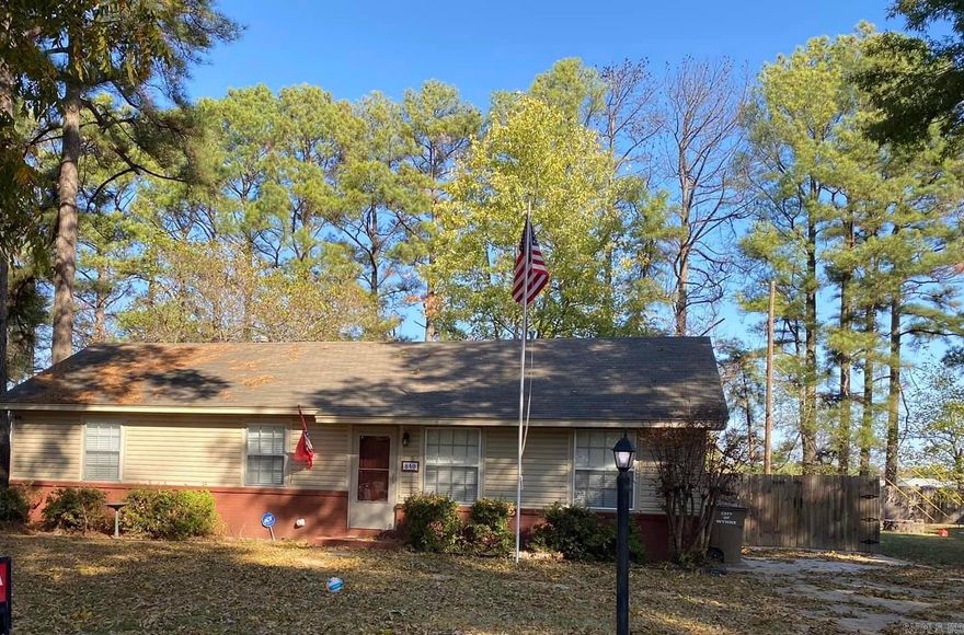 This would make a wonderful starter home. Featuring 3 Bed 1 Bath, Big backyard, and nice wood fence. Don't miss out on a great house.