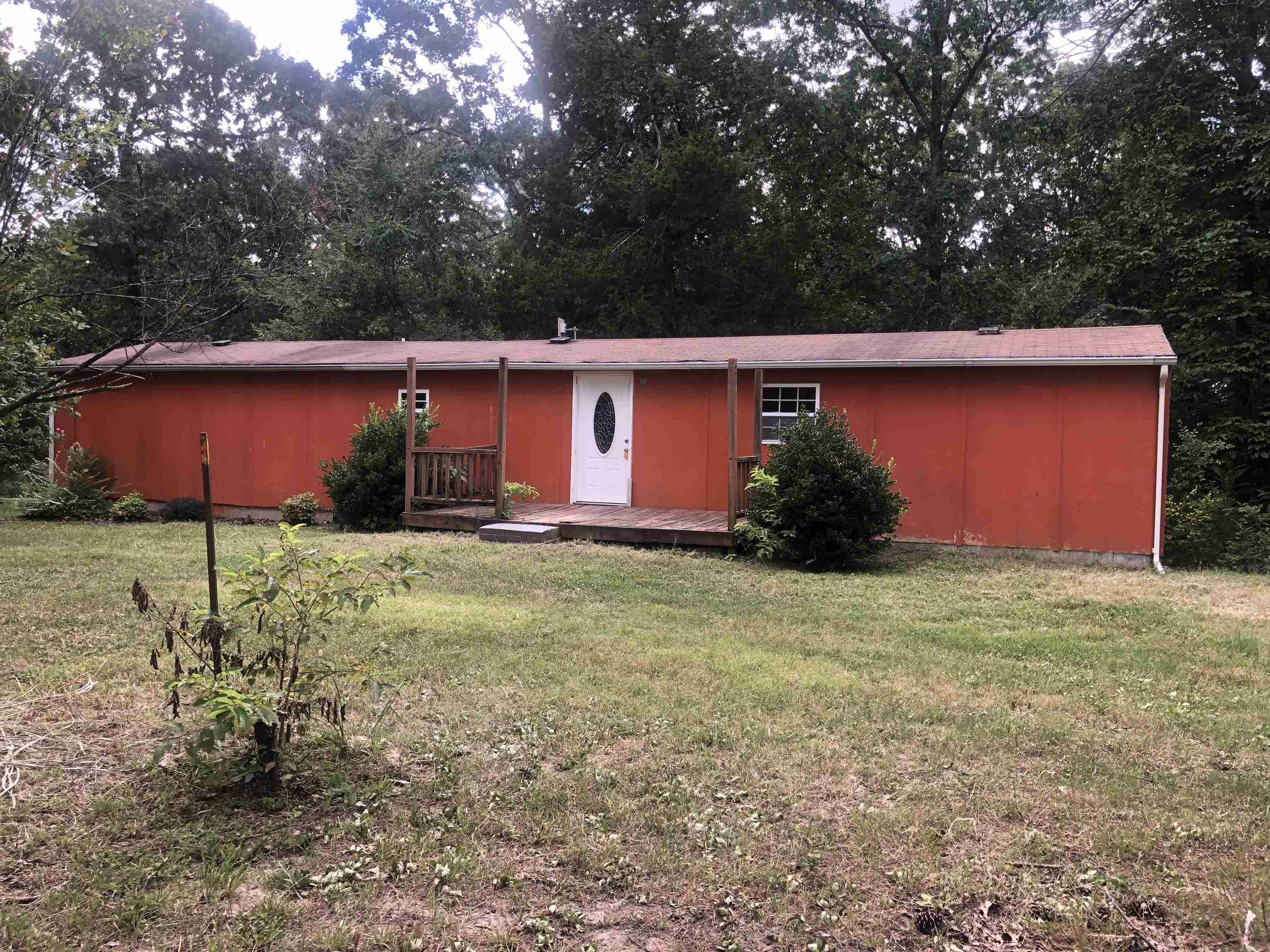 Quiet and Cozy Beautiful ranch style home in the foothills of the Ozarks in Mountain Valley estates. How can you go wrong? This home on a 5 acre tract is just far enough away from the everyday hustle and bustle of the city but close enough to enjoy āArkansas the Natural Stateā This property has many opportunities with deer and other wildlife for those who enjoy hunting. The bedrooms of this 1024 square foot house are separated by the kitchen and living area, has washer/dryer and stove, space heat. Plumbing and electricity function very well after inspection and repairs completed recently. A dehumidifier was also installed underneath the house to protect from moisture⦠Just minutes from historic Hardy, Ash Flat, Cherokee Village and Evening Shade and less than an hour from Batesville and Jonesboro for shopping, medical assistance at local hospitals and the regional medical center in Batesville. Nearby airports in Walnut Ridge, Batesville and Little Rock. Little Rock AirPort is about two hours away. Beautiful Mammoth Springs at the Missouri border is about 30 miles away.
