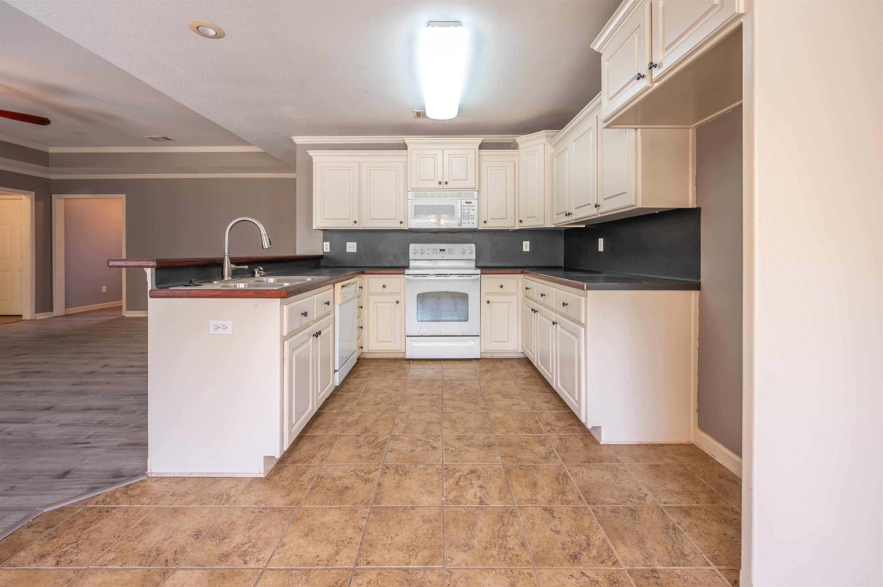 CARRIAGE COURT L - Residential