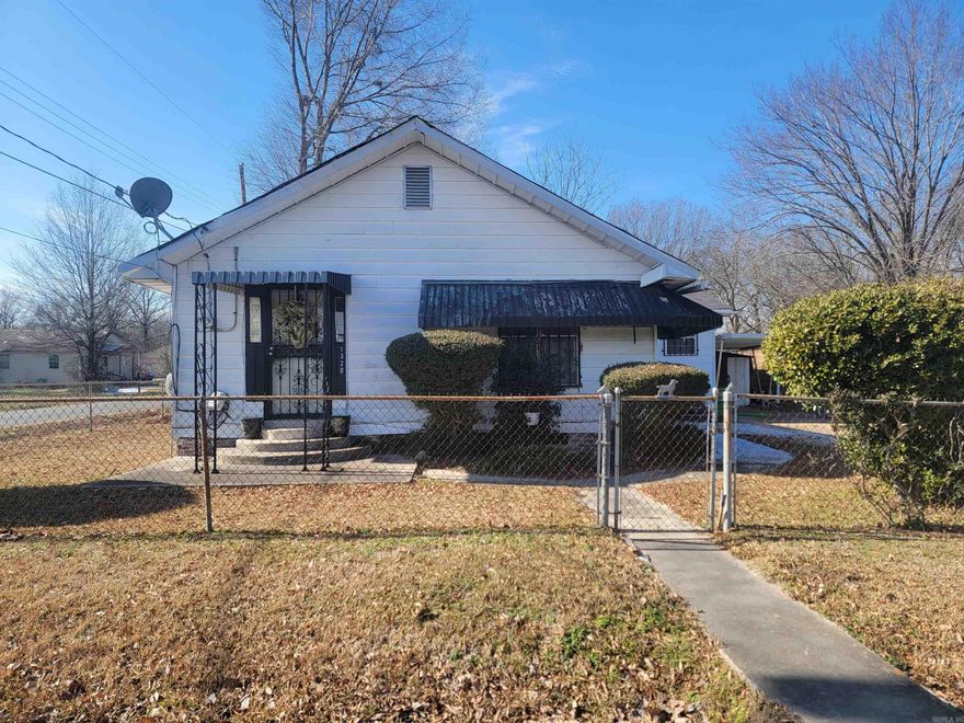 Great investment opportunity! Centrally located! Would be perfect for a first time home or rental property.