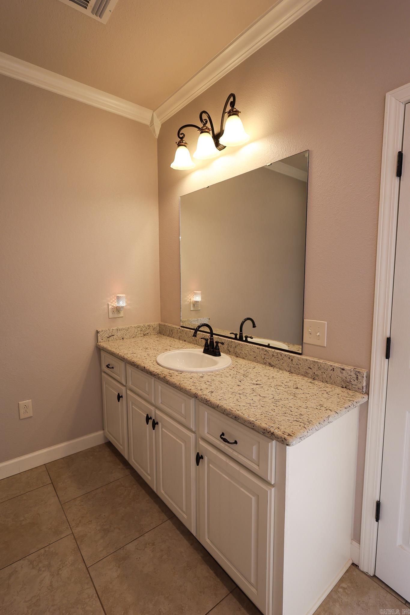 SOUTH HAMPTOPN ESTATES PH I - Residential