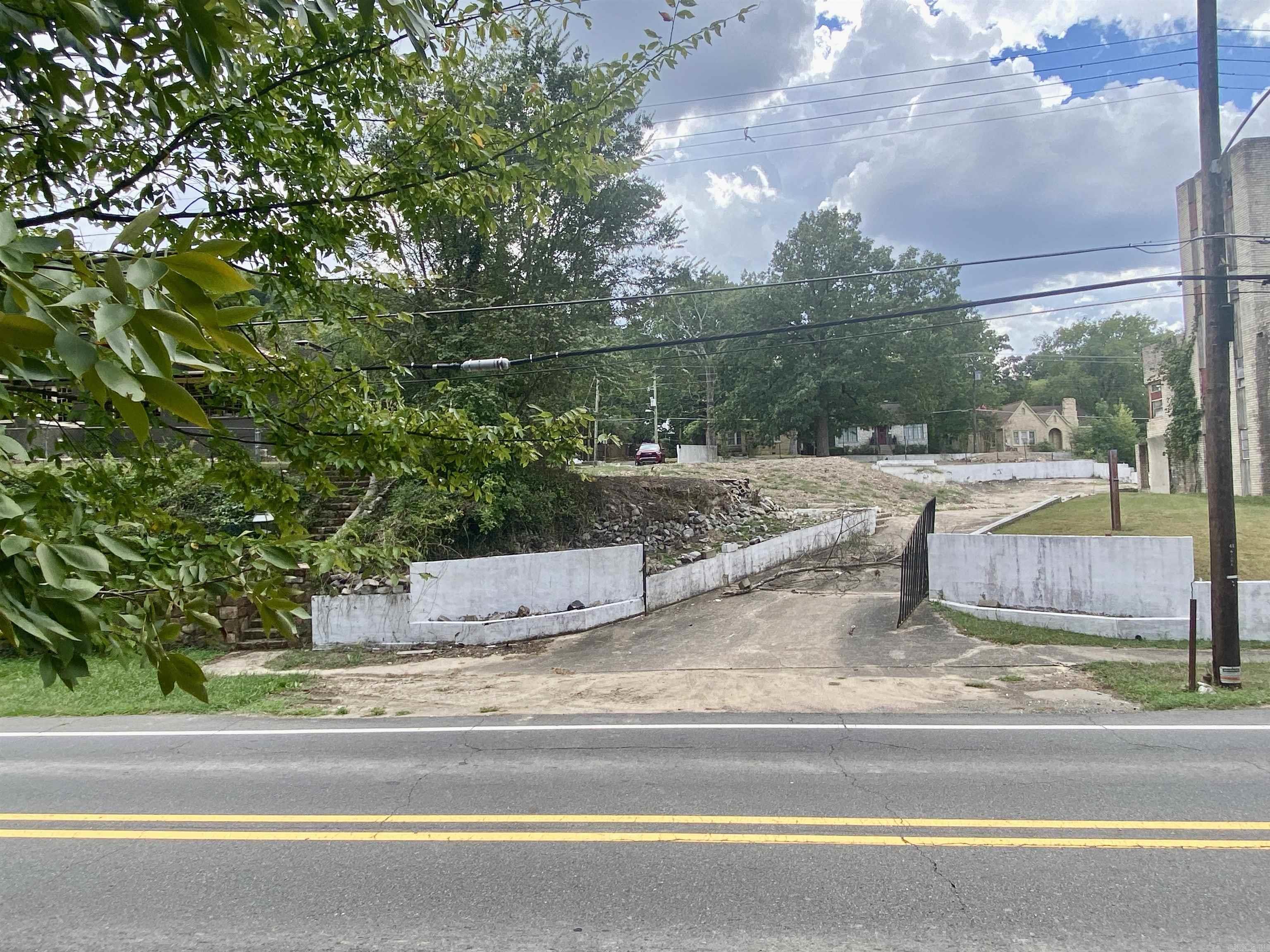 Great commercial lot on Park Ave. Located between Bathhouse Row and the Gorge. This lot gets great visibility. 82' of frontage on Park Ave. and 126' on Edgewood St. This not only gives great access to potential customers, but It also gives great rear access for any loading or behind-the-scenes business without disrupting public access.