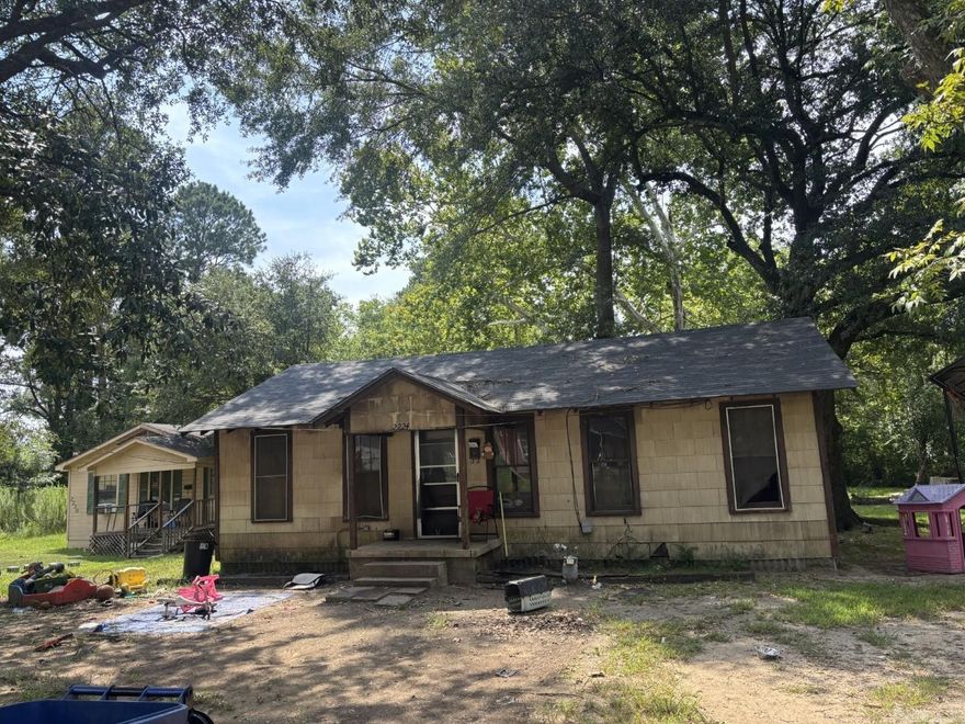 Great investment property that is already occupied. Can be a bundle deal with 352 spring.