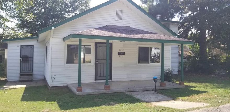 Come check out this beautiful 3 bedroom, 1 bathroom home! Apply online at www.c21prjxrentals.com  Century 21 Prestige Realty Branch  5209 JFK Blvd.