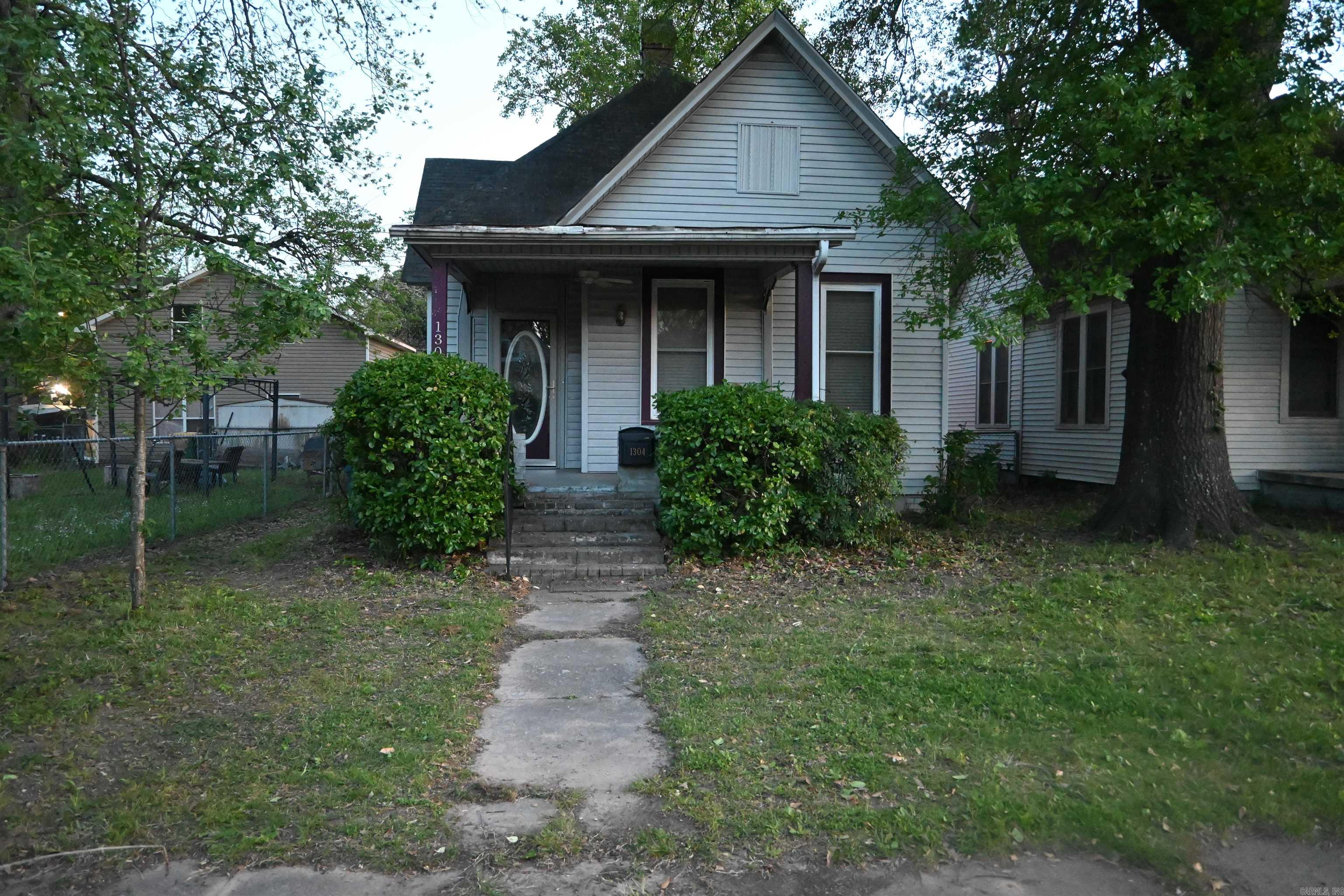 Investor special! This 2-bed, 1-bath home at 1304 W 9th St in North Little Rock offers 1,138 sq ft and is tenant-occupiedāideal turnkey investment. Well-maintained with quick access to downtown, highways, and transit. Located in a growing area with steady rental demand. 24-hour notice required for showings. Donāt miss this income-producing opportunity!