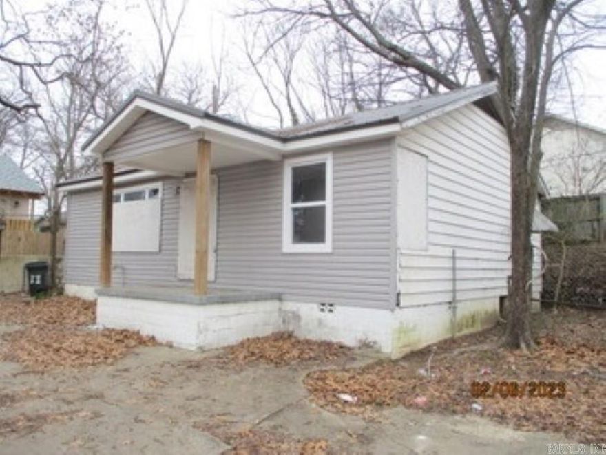 LIVE AUCTION Tuesday, July 25th at 10AM Fixer Uppers (4) Homes to be sold on auction day. Live Onsite with Online Bidding Visit: FowlerAuctioneers.com for more details.