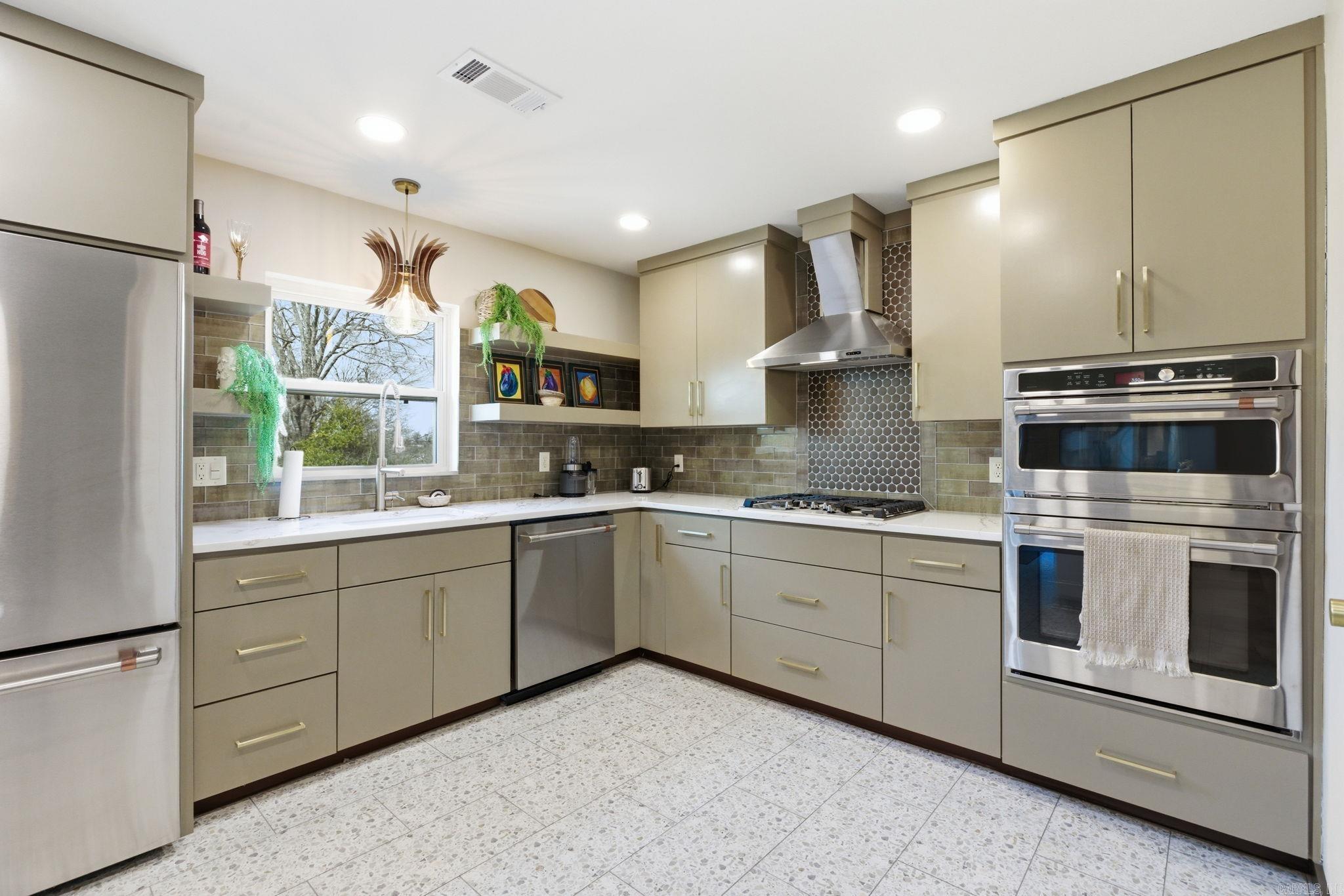 KINGWOOD PLACE - Residential