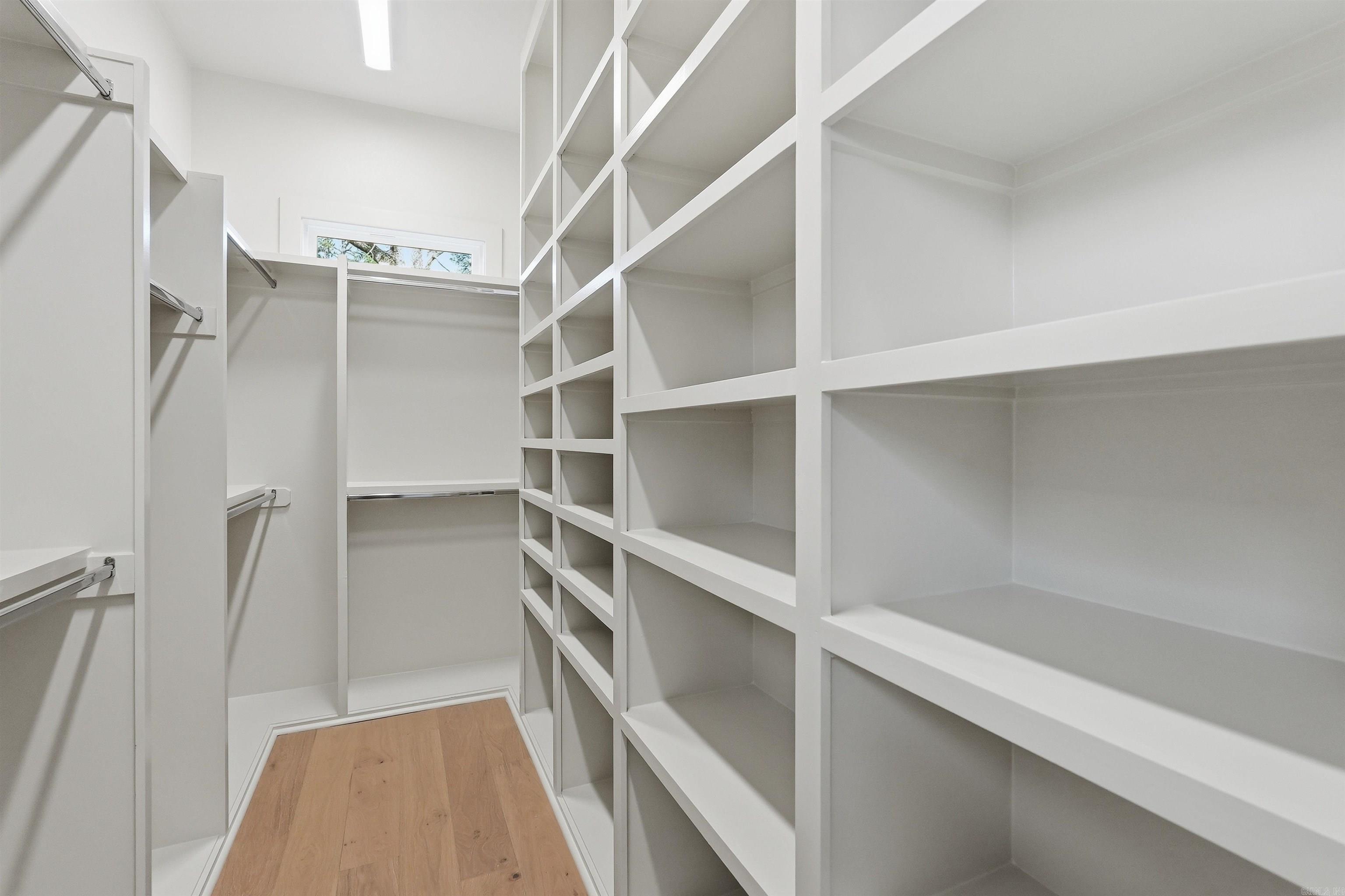 MERGERON COURT - Residential