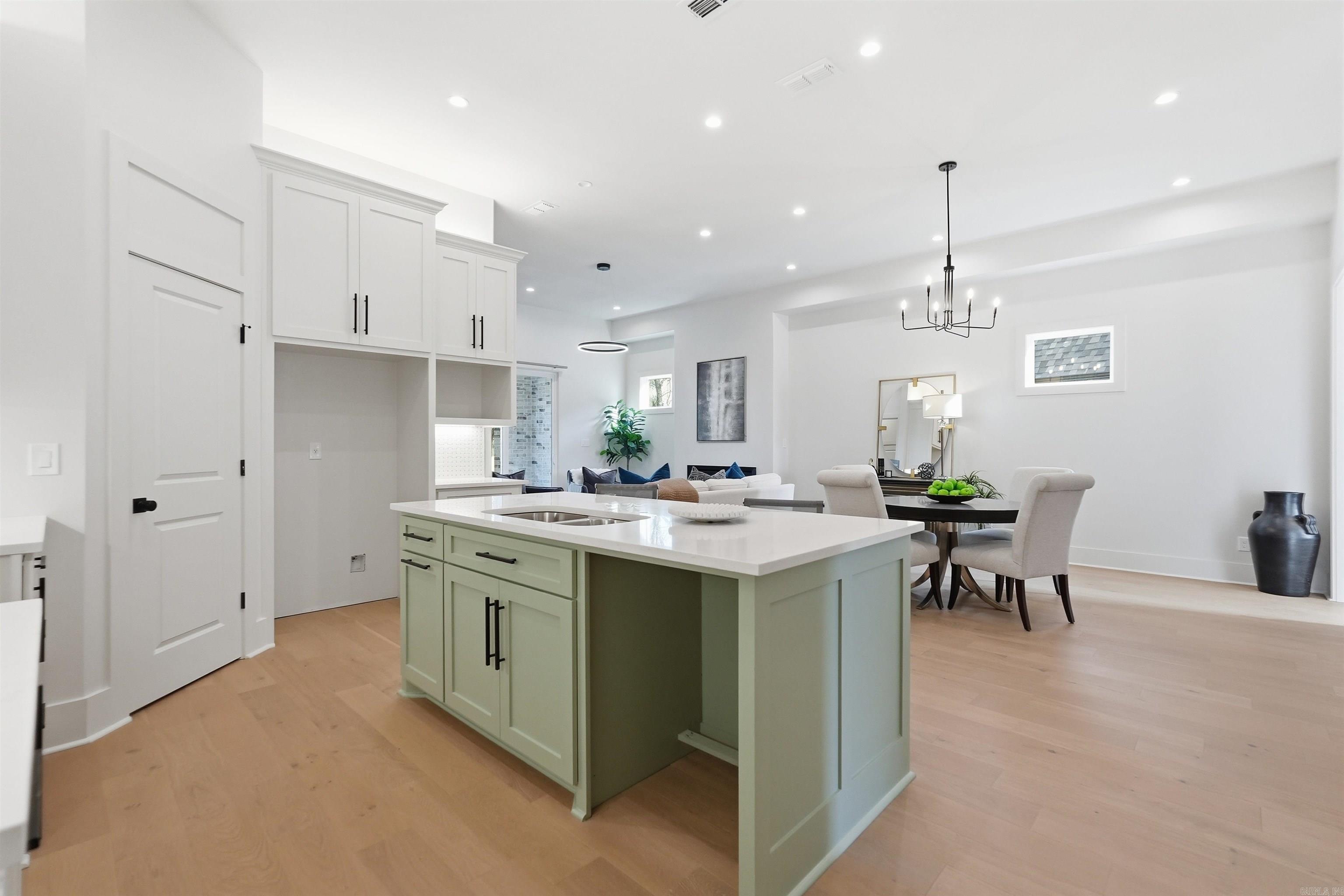 MERGERON COURT - Residential