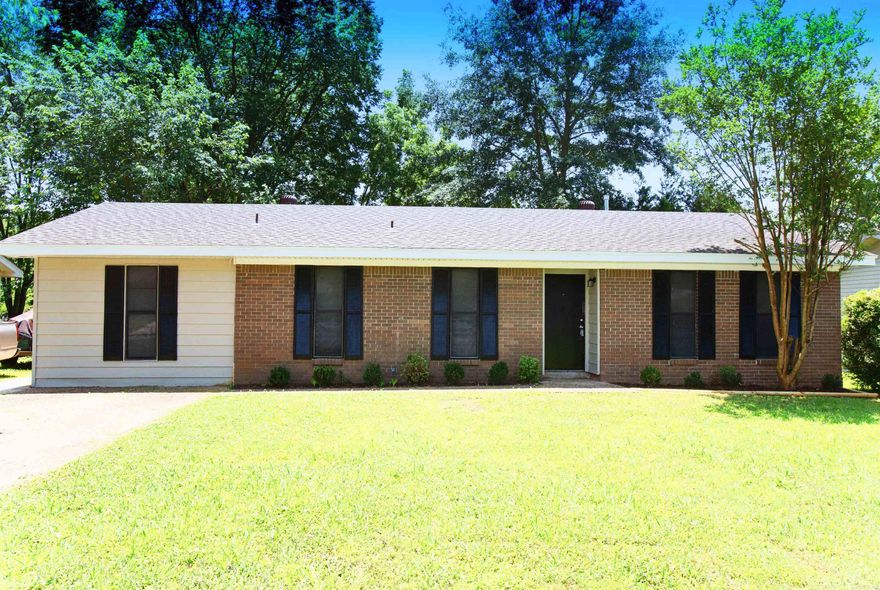 Cute 3/1 home in Jacksonville that has easy access to interstate without all the noise.  Two living room spaces, large sunroom with plenty of natural lighting, good size backyard for family events and granite countertops in the kitchen. Agent see remarks for showings.