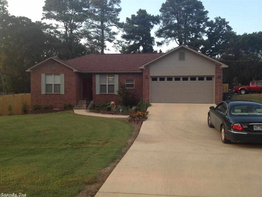 THIS HOME IS IN EXCELLENT CONDITION ,WITH A NEW FENCE IN THE BACK YARD,NEW PAINT,NEW CARPET,GREAT LOCATION A MILE FROM CENTRAL AVE,HOSPITAL,DINNING,GROCERIES ,MOVIES,IT ALSO HAS A BIG YARD.