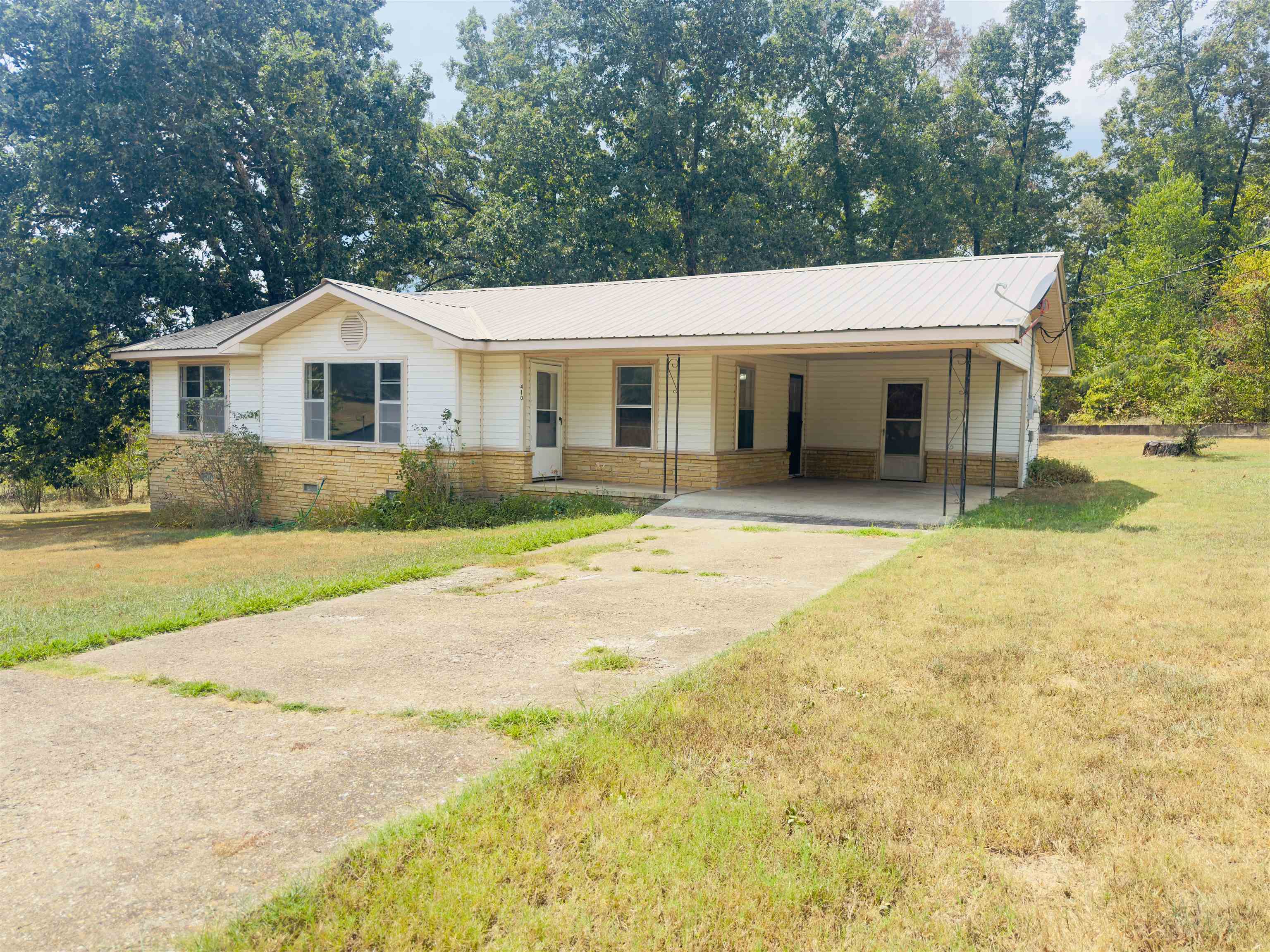 Tucked away on a 0.40-acre corner lot, at the end of the road, this fully remodeled 3-bedroom, 1-bathroom home at 26 Sheffield Lane in Melbourne, Arkansas offers both privacy and convenience. An outdoor storage building adds extra functionality, while the homeās location keeps you close to schools, shopping, and other town amenities. With 1,241 sq. ft. of comfortable living space, this home has been updated throughout, and new stainless steel appliances convey with the property, making it completely move-in ready. Whether youāre searching for a starter home, a place to downsize, or a great investment property in North Central Arkansas, this home checks all the boxes. Priced at just $159,000, this property presents an excellent opportunity to own a turnkey home in the desirable Melbourne School District.