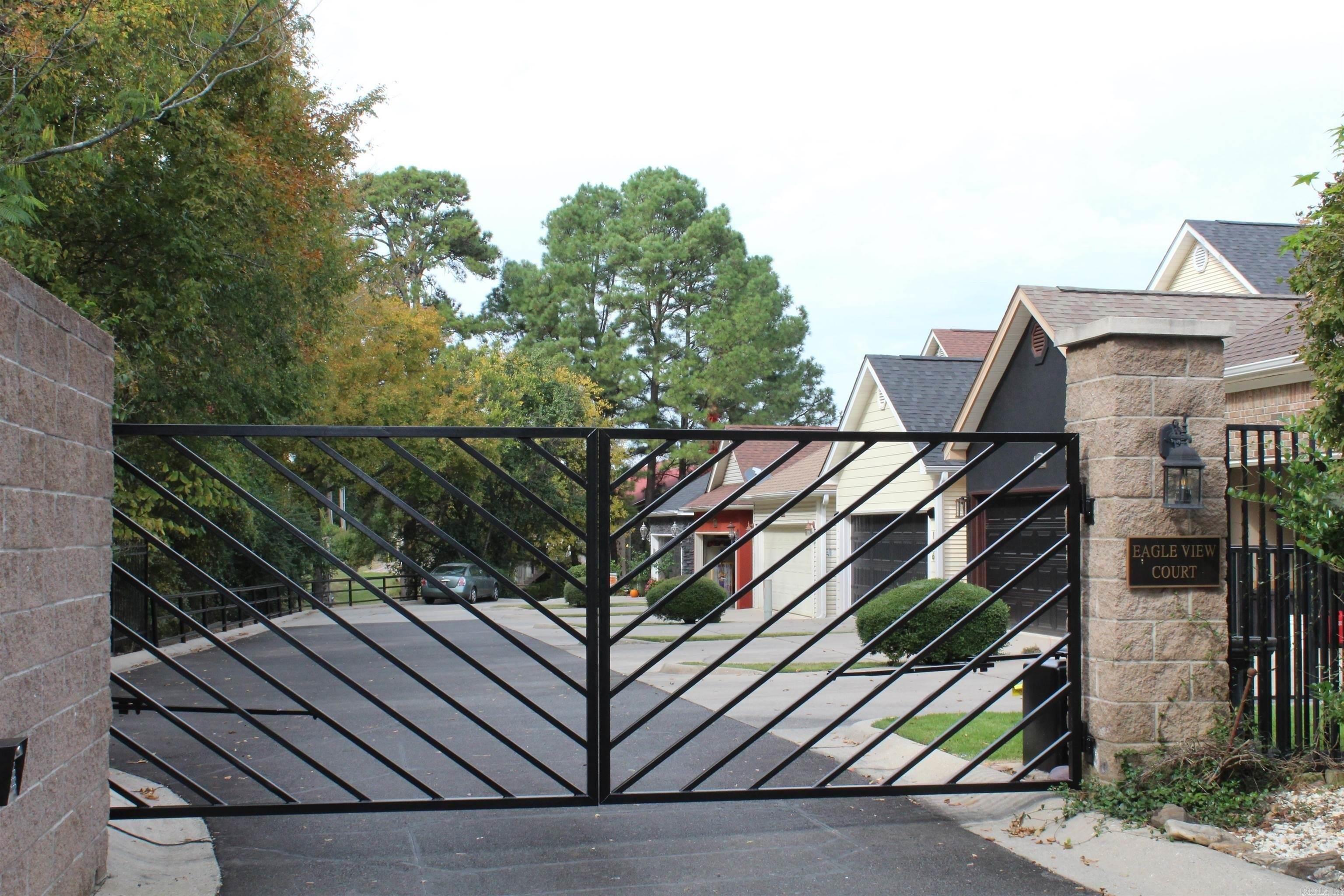 MAJESTIC LAKE VILLAGE TOWNHOMES - Residential