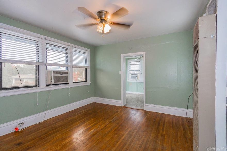 This 1 bedroom 1 bath studio apartment is located just off I-40 in park hill of north little rock. Enjoy coffee on your deck that overlooks JFK. This apartment rents for $550 per month with a $550 deposit. Pets are negotiable. Link to apply and a video is below. Tenant is responsible for all utilities. Apartment does not have laundry has parking spots in the back. Call/txt for questions or apply with cozy link home.cozy.co/apply/#!/866898 . Video of apt - https://www.youtube.com/watch?v=h90jiBhbJRU