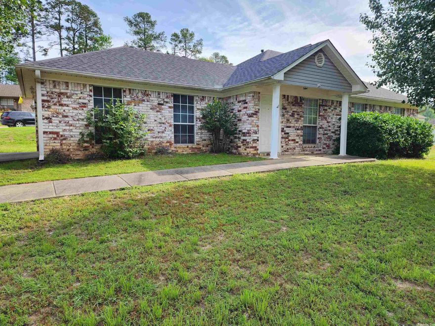 Cute 3 bedroom 2 bathroom. refrigerator provided.