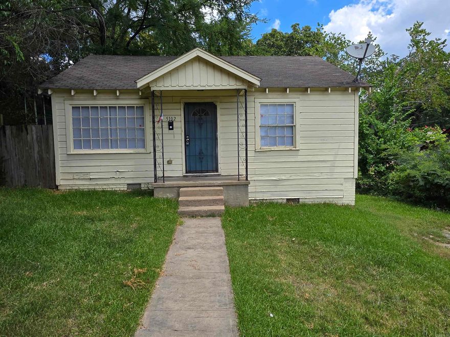 Cozy 2BD/1BA in Little Rock that is waiting for you to call home. This property is managed by Hoffman Team so beware of scammers - we will never ask you to Cashapp us money. The lease for this property is for 18 months to 2 years with a 3% increase after the first year. Income must be 3x the amount of rent per month unless you have a housing voucher. Deposit, first month’s rent, and the $50 administration fee due before move in.