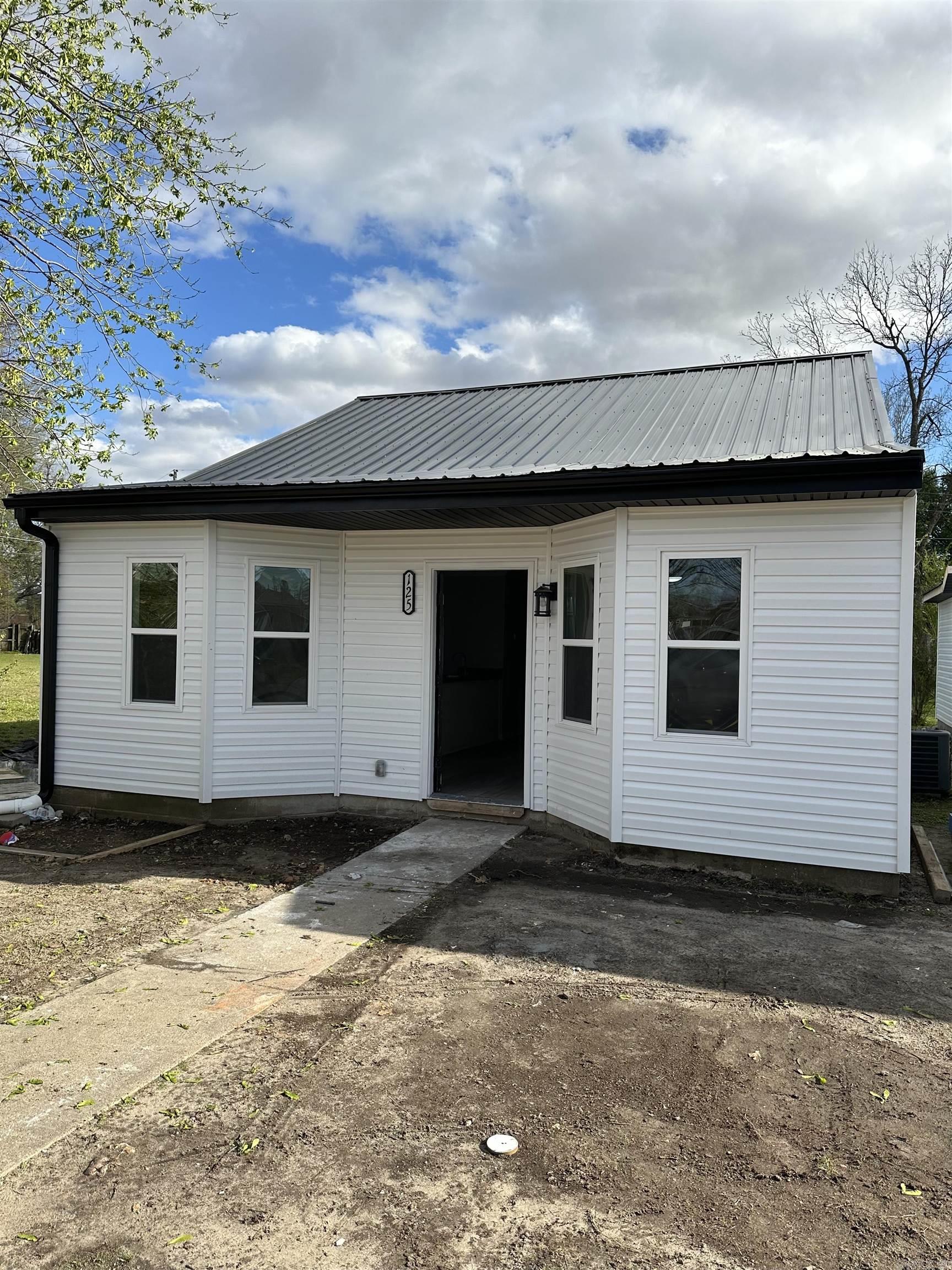 Welcome to market 117 Mallard Cove, 121 Mallard Cove, and 125 Mallard Cove in Trumann AR in the Trumann AR school district. These 3 homes are newly remodeled and are selling as a package deal. 2 homes are 2 bedroom and 1 bath and 1 home is 3 bedroom and 1 bath. Call today to schedule a showing to expand your portfolio.