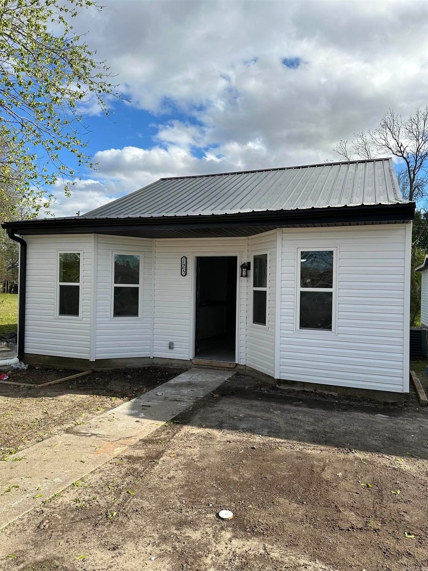 Welcome to market 117 Mallard Cove, 121 Mallard Cove, and 125 Mallard Cove in Trumann AR in the Trumann AR school district. These 3 homes are newly remodeled and are selling as a package deal. 2 homes are 2 bedroom and 1 bath and 1 home is 3 bedroom and 1 bath. Call today to schedule a showing to expand your portfolio.
