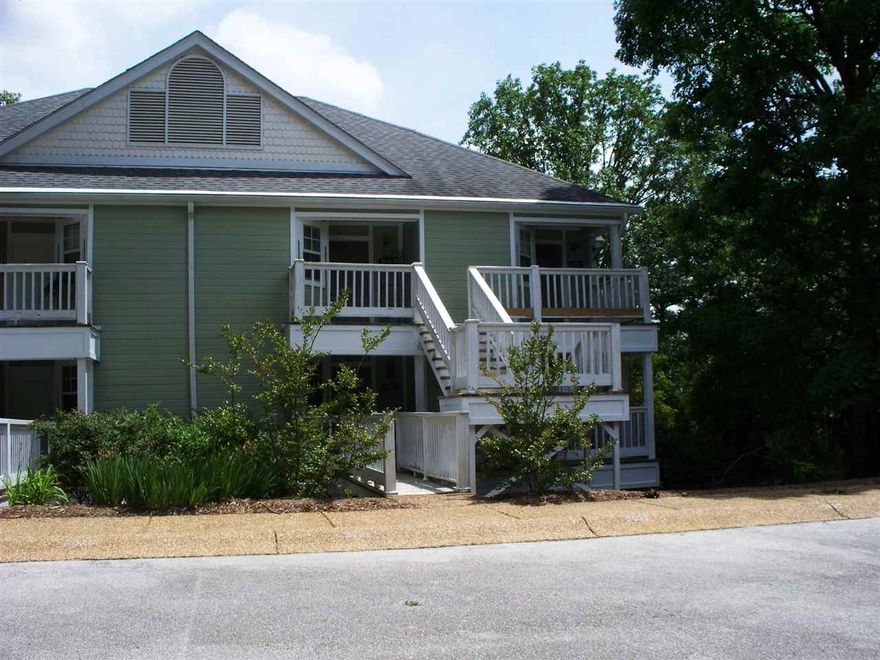 Nice remodeled studio condo, top end unit with fresh paint, updated kitchenette and new furniture.  Condo is walking distance from restaurants and shopping and just 1 mile from pools and golf course.