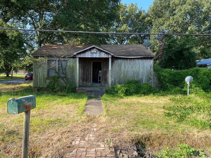 Nice sized home in Stuttgart.  It features a cozy fireplace and a covered back patio. All offers must be submitted by the Buyer's agent via the RES.NET Agent Portal. If your offer is accepted, you agree to be responsible for an offer submission technology fee of $150.00. The fee will be collected and disbursed by the settlement agent and disbursed at the closing and settlement of the transaction. To submit your buyer's offer, simply click the link below. If you already have a RES.NET Agent account, you will be prompted to log in. If not, you will be prompted to create an account. To begin, click or paste this link into your web browser: https://agent.res.net/Offers.aspx?-1784422