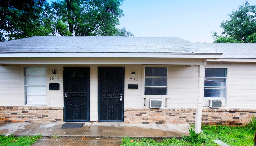 Newly remodeled 2BD duplex in the North Argenta area in North Little Rock. New paint and flooring throughout. The lease for this property is for 18 months and income has to be three times the amount of rent unless you have a housing voucher.
