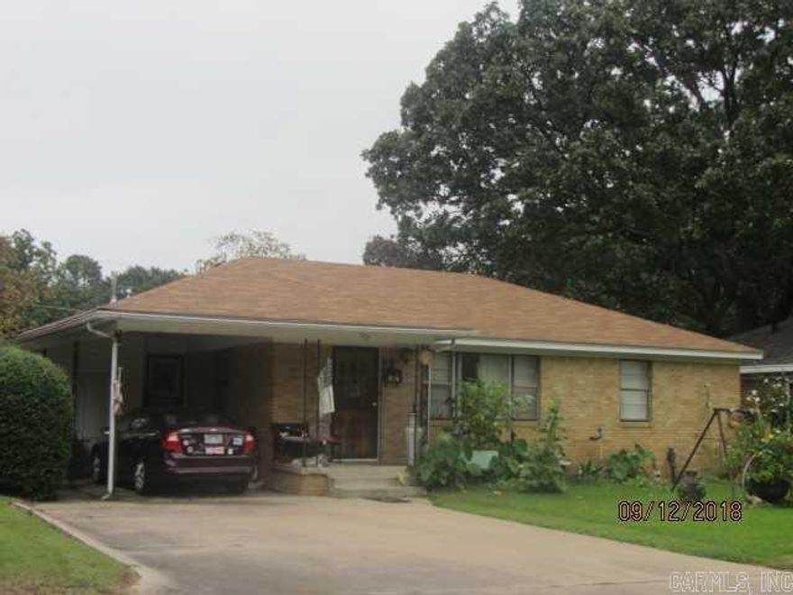 Great investment property.  With 3 bedrooms and 1 bath, a large living area and kitchen/dining combo.  Awesome Location!!!