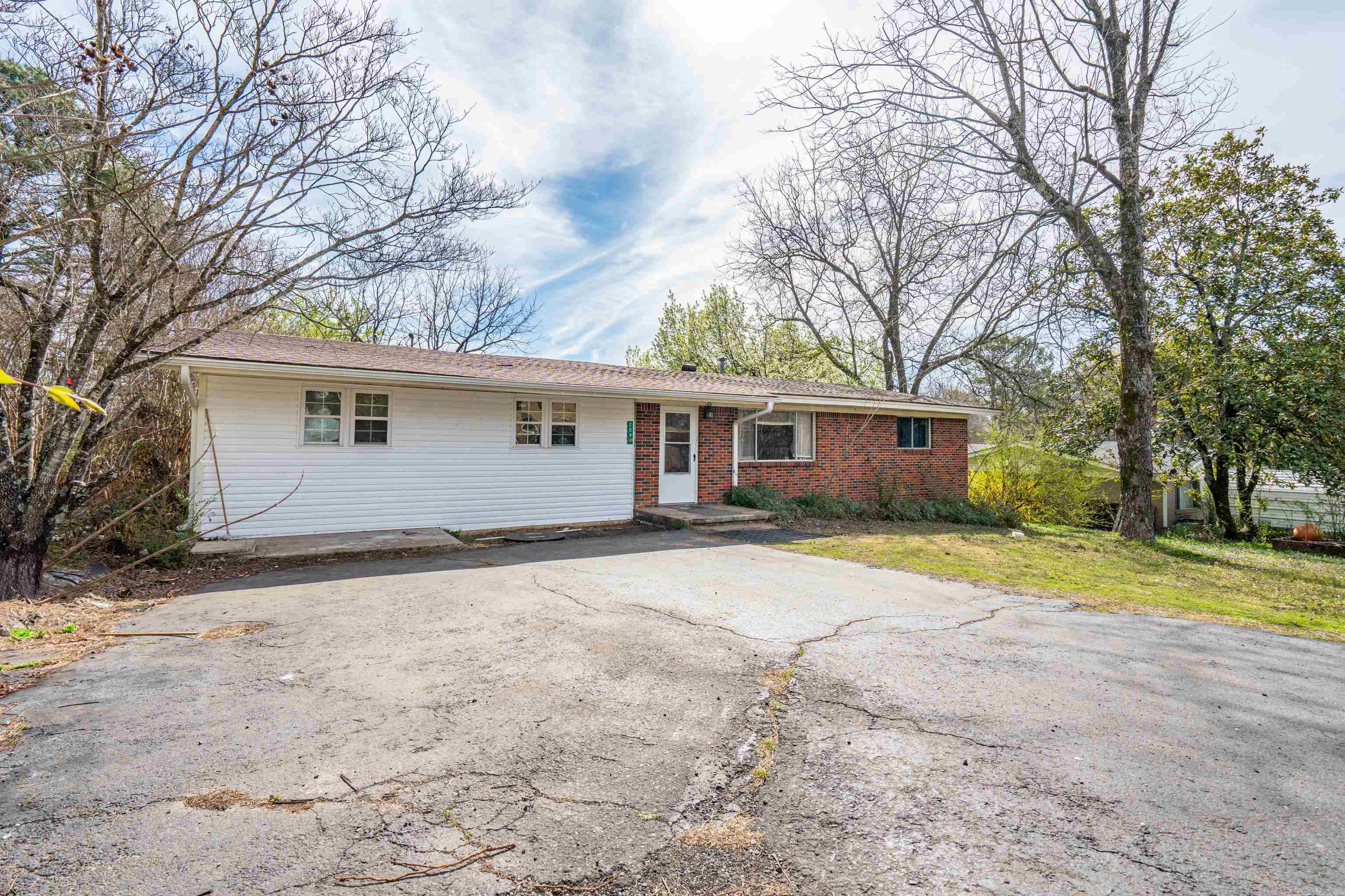 Great home in Lake Hamilton school district. Located in a quiet neighbor. Some hard wood floors. Has a great back yard for social gathering. It's looking for a family to live happily ever after. Schedule a showing today.