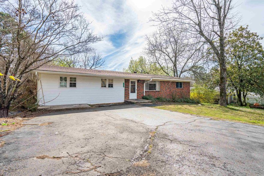 Great home in Lake Hamilton school district. Located in a quiet neighbor. Some hard wood floors. Has a great back yard for social gathering. It's looking for a family to live happily ever after. Schedule a showing today.