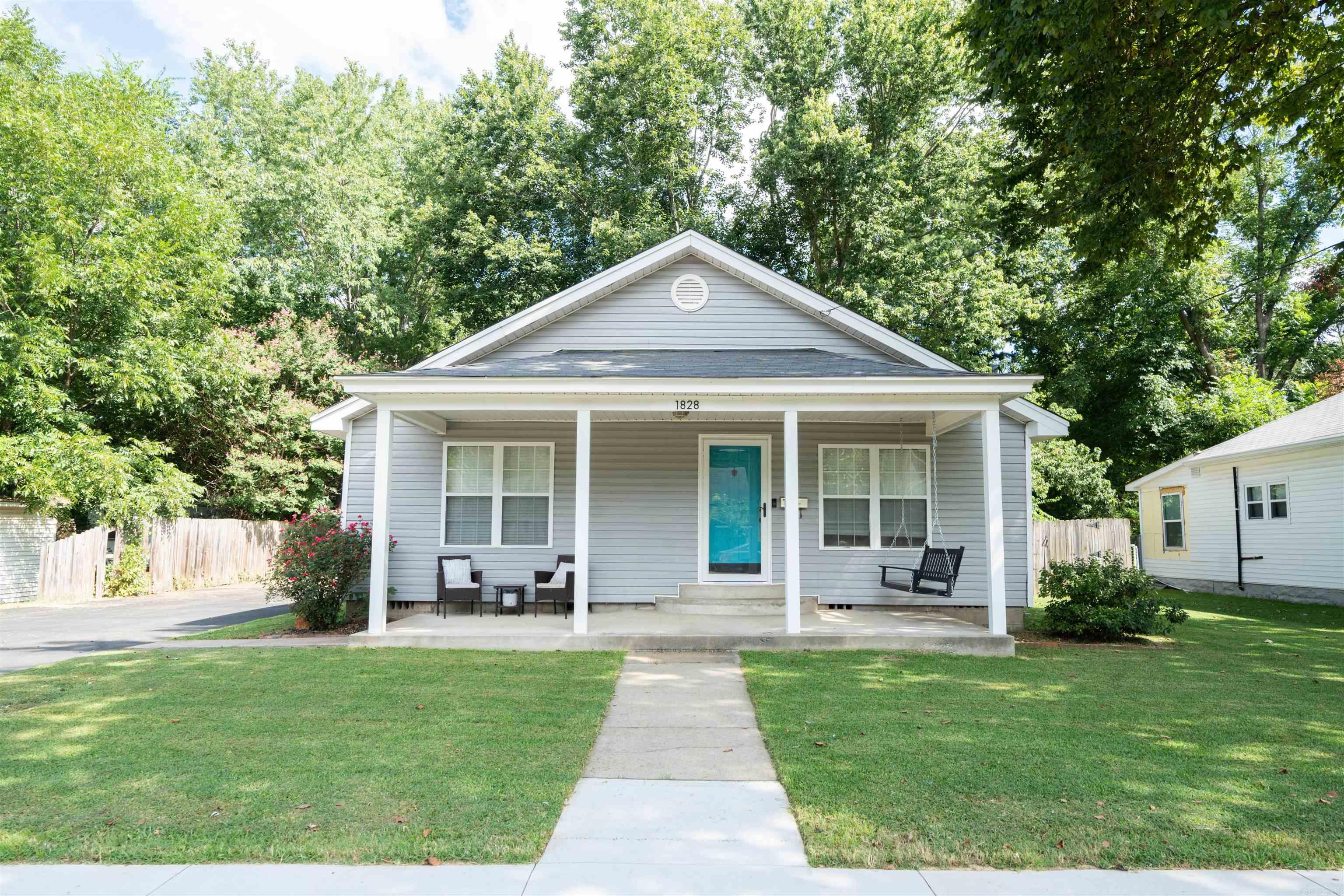 Charming 2-bedroom in Downtown Conway! Inside youāll find hardwood floors, sleek quartz counters, and a bright eat-in kitchen with plenty of storage. A versatile bonus room works great as an office or sunroom. Outside, enjoy a fenced backyard shaded by mature trees, plus an extended driveway leading to a one-car garage. Major updates include newer plumbing, electrical, and vinyl windows.