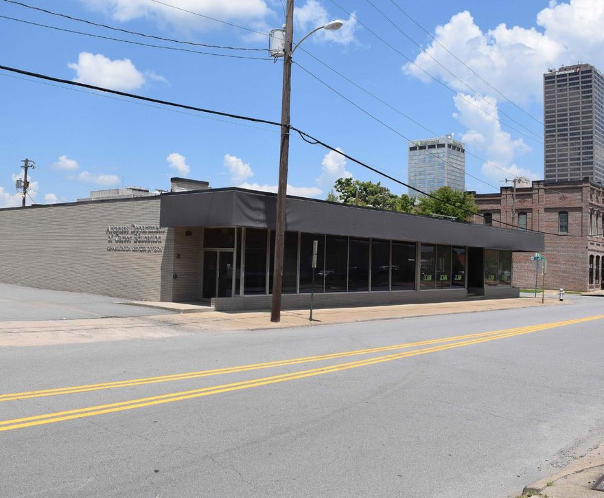 10,000 total s/f with 5,000 s/f being made up off offices and the other 5,000 s/f being open floor plan with approximately 1,400 s/f warehouse.   2 automatic roll up doors Highly visible, located in downtown Little Rock on the corner of 7th & Izard Street Property has approx. 26 parking spaces, with additional street parking available Traffic count: 12,000± VPD on 7th Street Located near the Arkansas State Capitol, River Market, and situated among a variety of dining and entertainment Close access to I-630 & I-30 corridors via Chester Street