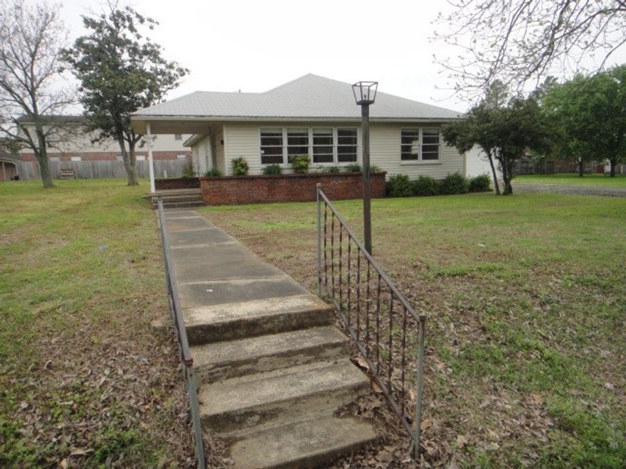 Charming cottage near Harding University on a spacious lot. This 3 BR/1 BA has an adorable eat-in kitchen. Detached 2 car garage with storage area.  This property is now under Auction.com terms. This property is subject to a 5% buyer's premium pursuant to the Auction Terms & Conditions (minimums may apply). This is a reserve auction and all offers are subject to seller approval. PROPERTY IS SOLD "AS IS" AND "WHERE IS" WITH NO WARRANTIES EXPRESSED OR IMPLIED. Please see AGENT REMARKS.