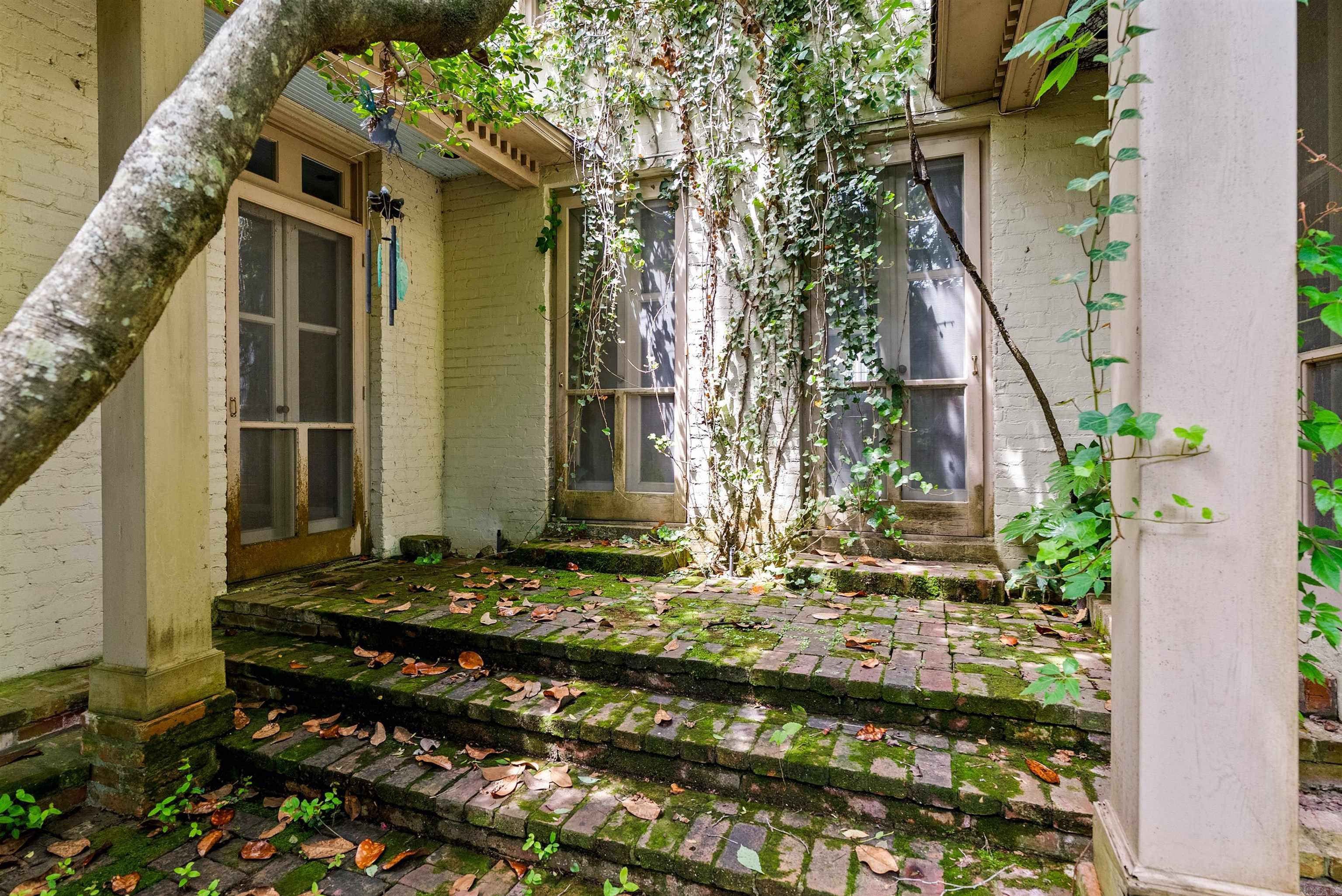 COUNTRY CLUB HGTS - Residential