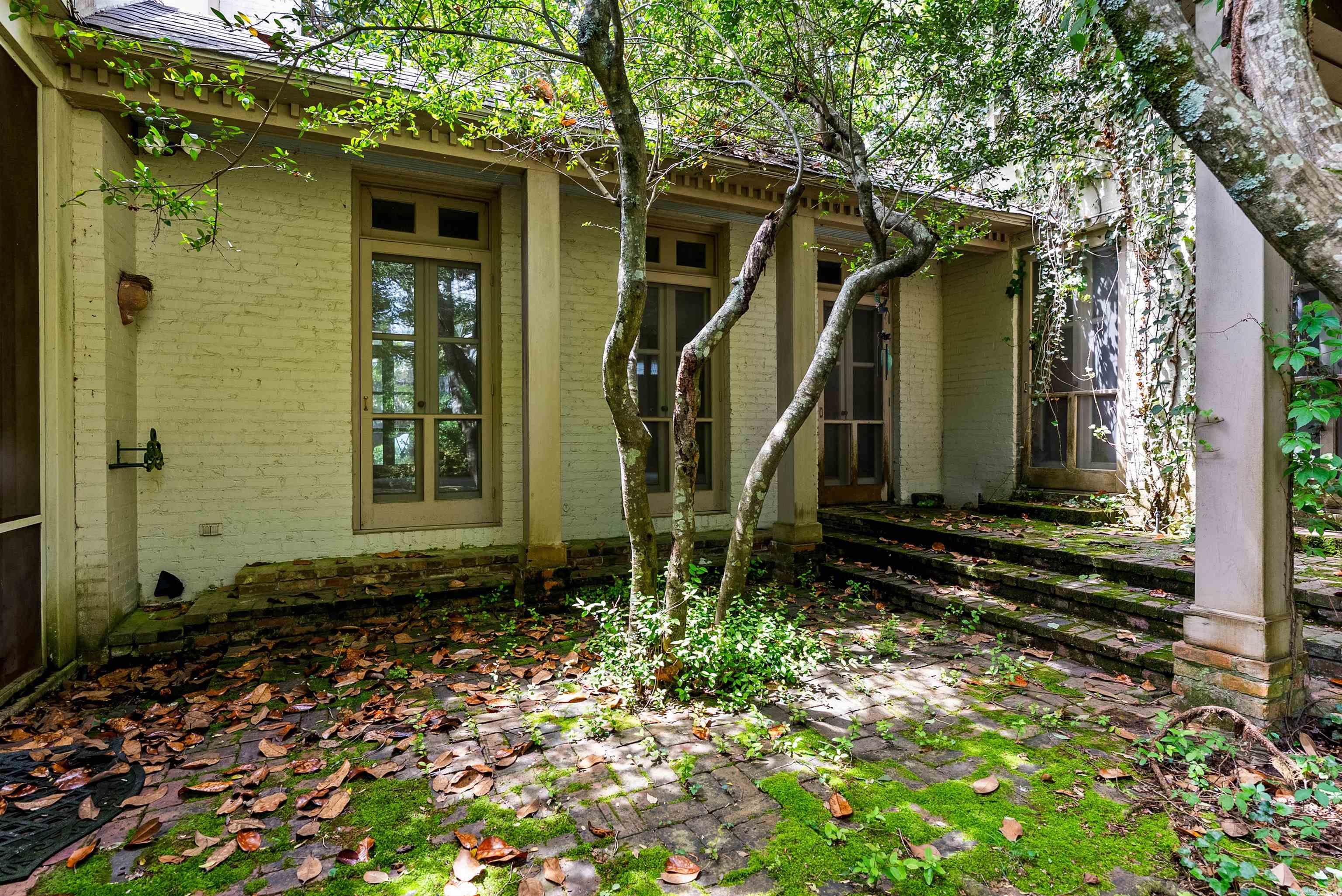 COUNTRY CLUB HGTS - Residential