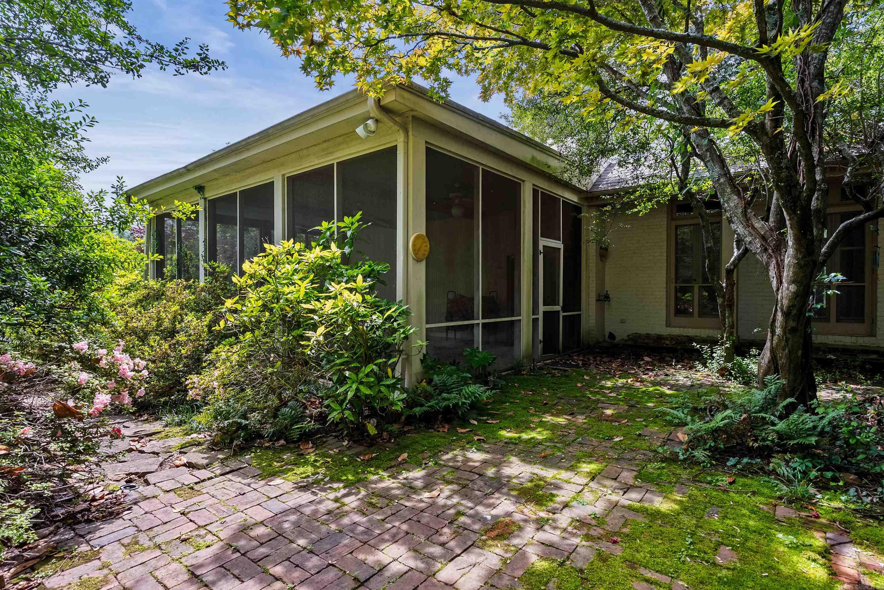 COUNTRY CLUB HGTS - Residential