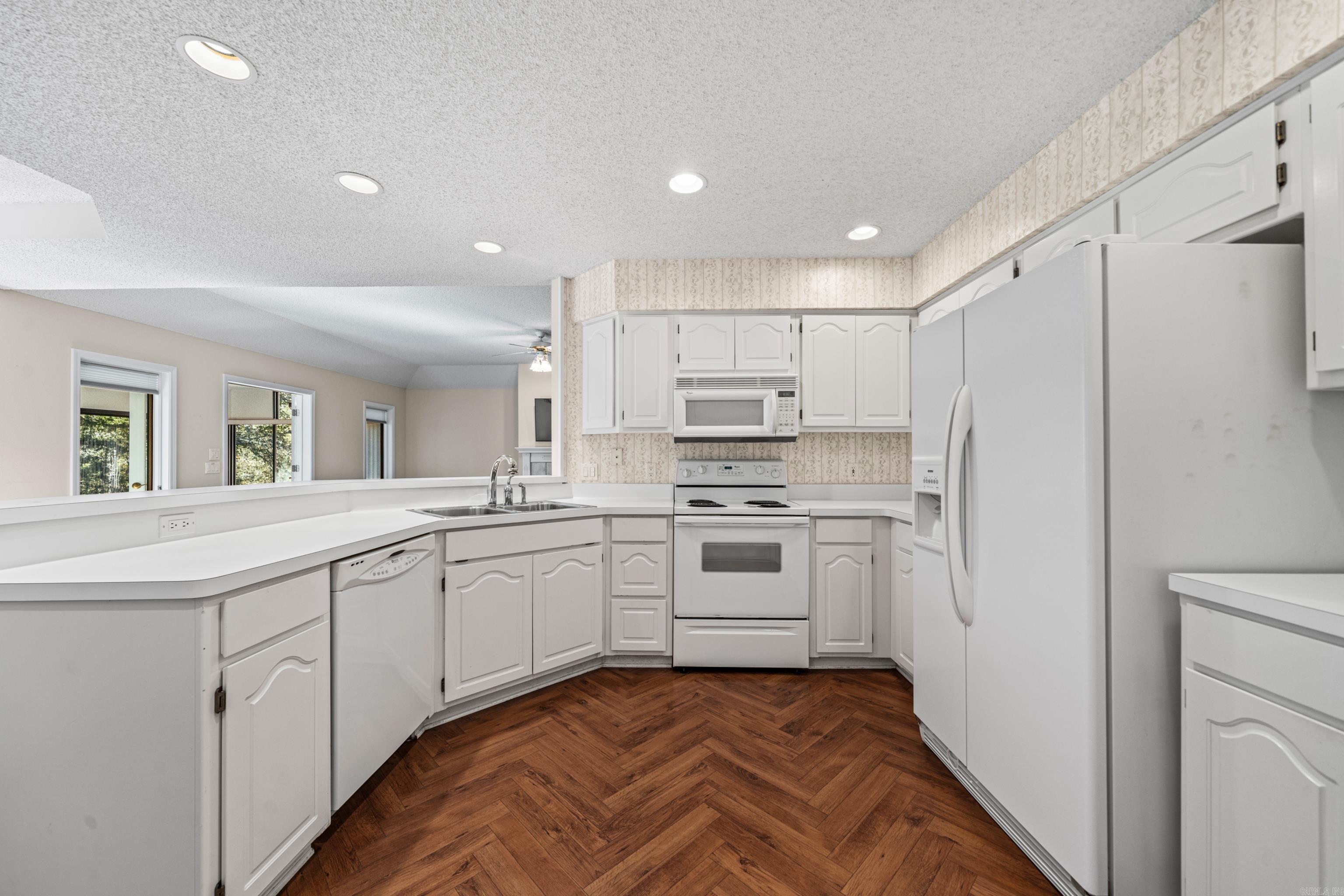 ARISTA COURTS - Residential