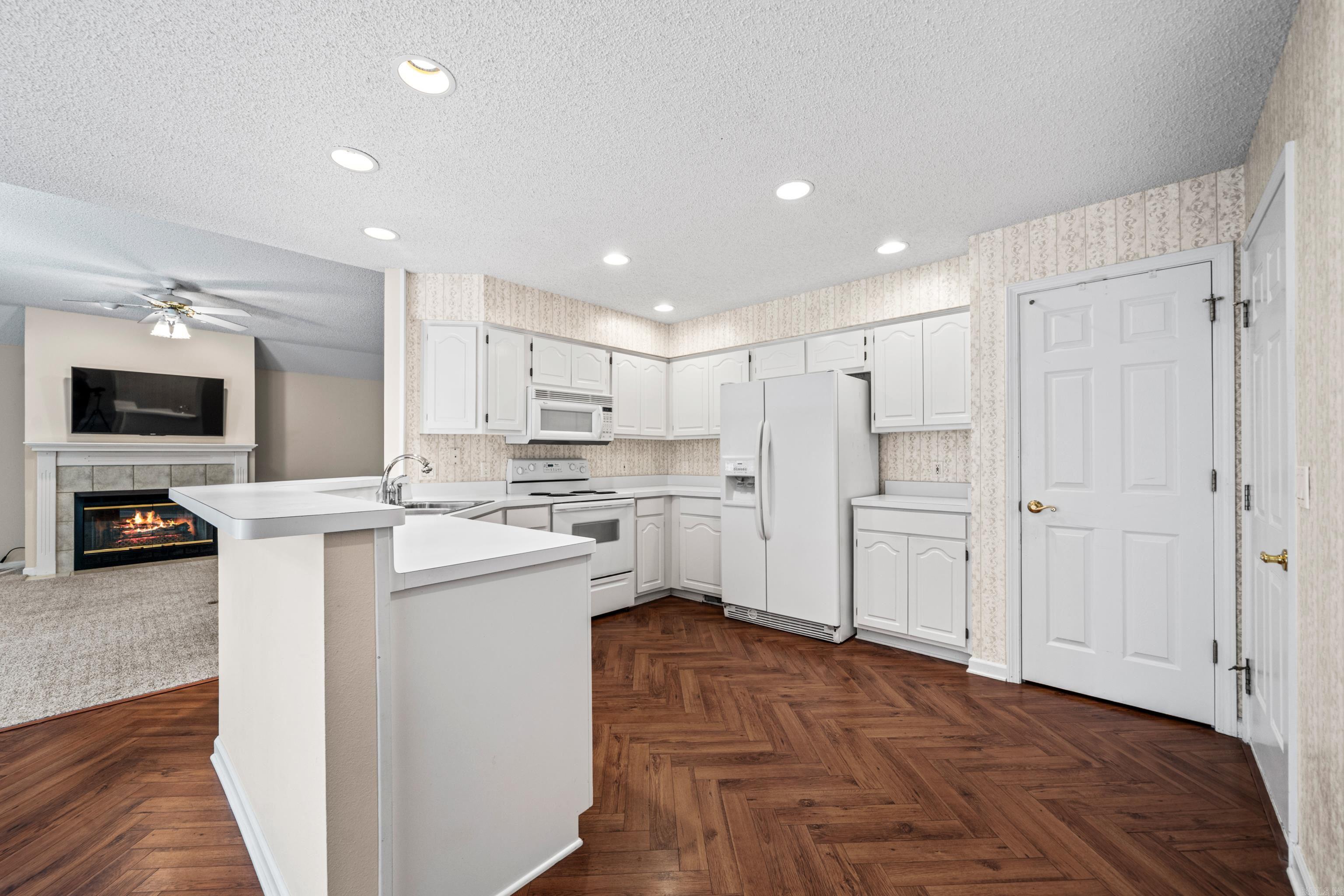 ARISTA COURTS - Residential