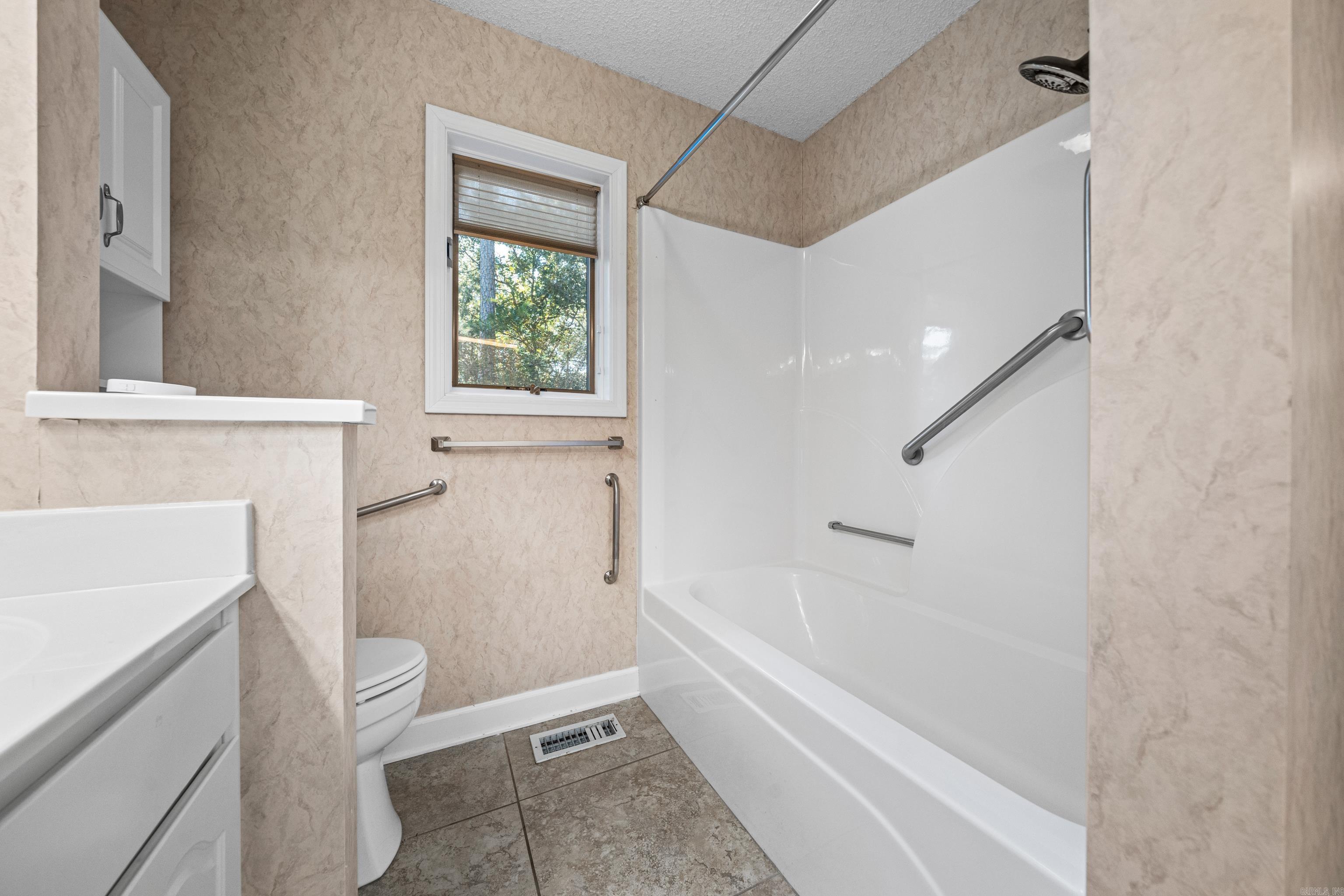 ARISTA COURTS - Residential