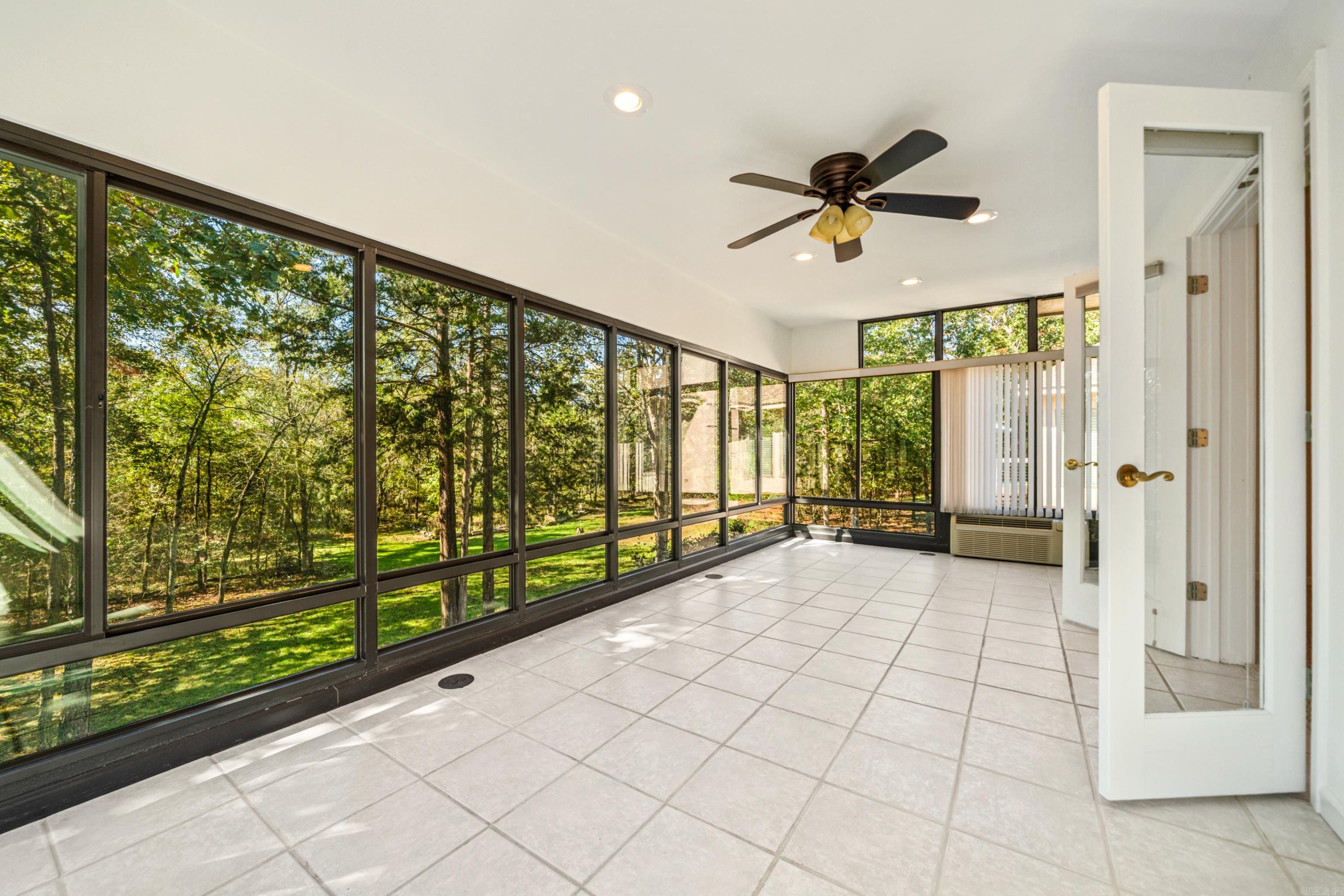 ARISTA COURTS - Residential