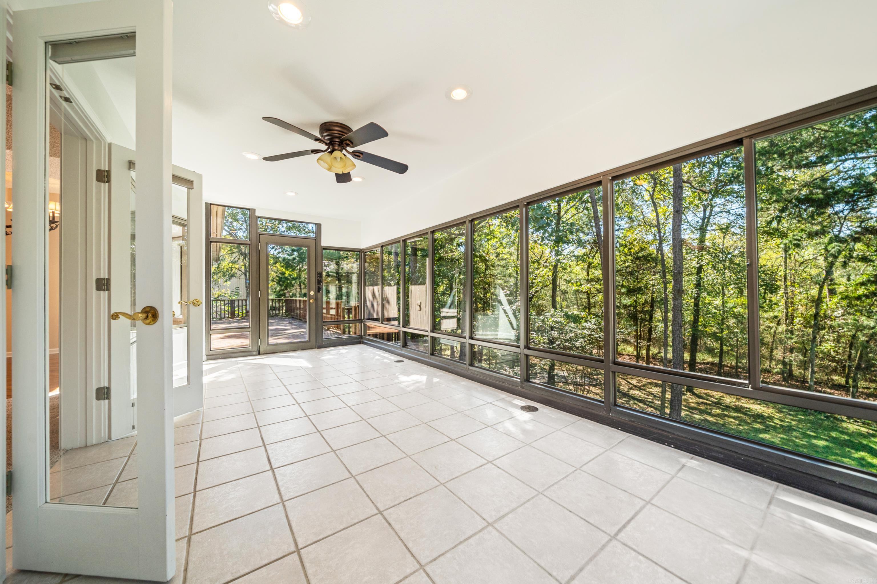 ARISTA COURTS - Residential