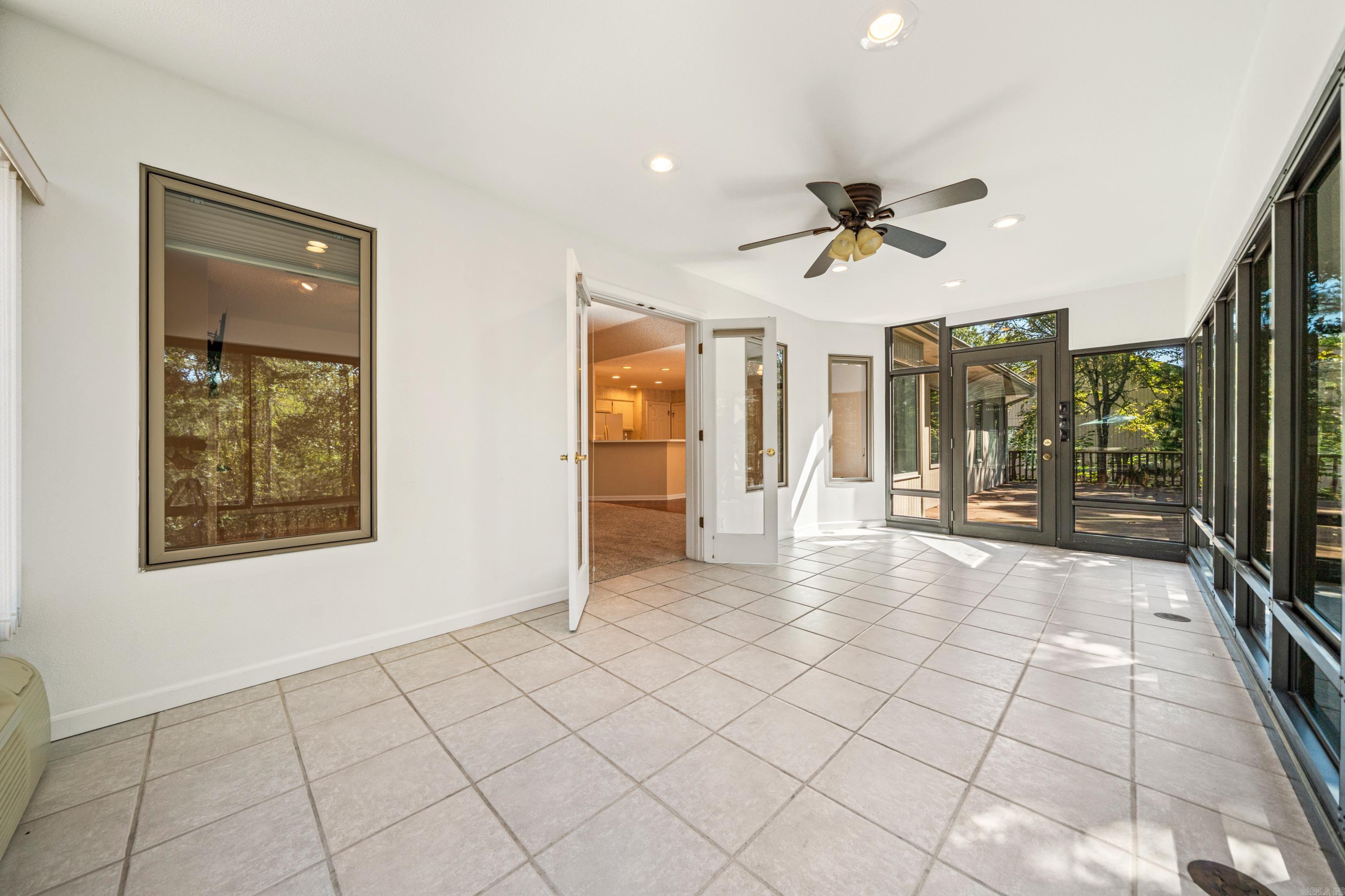 ARISTA COURTS - Residential