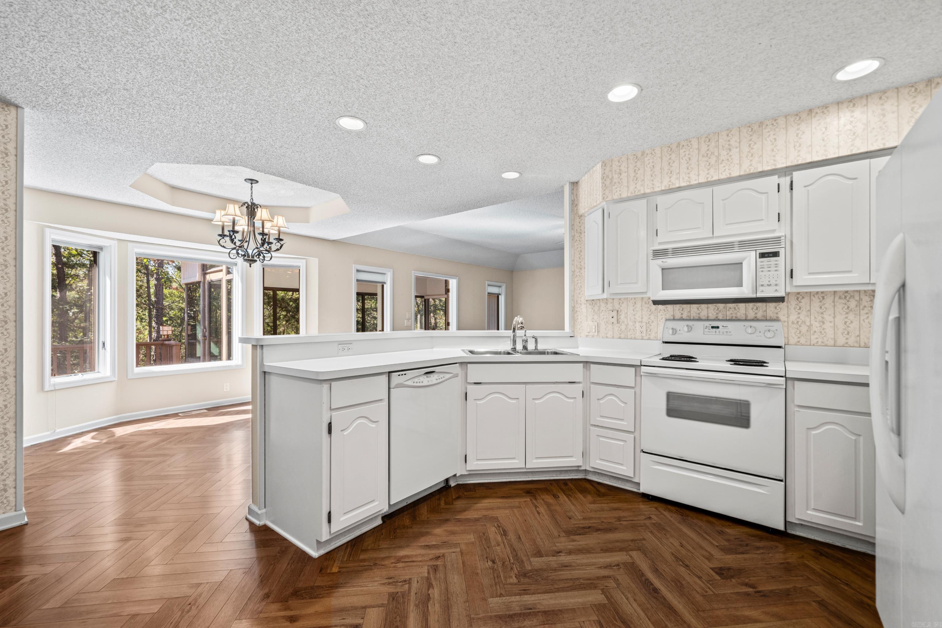 ARISTA COURTS - Residential